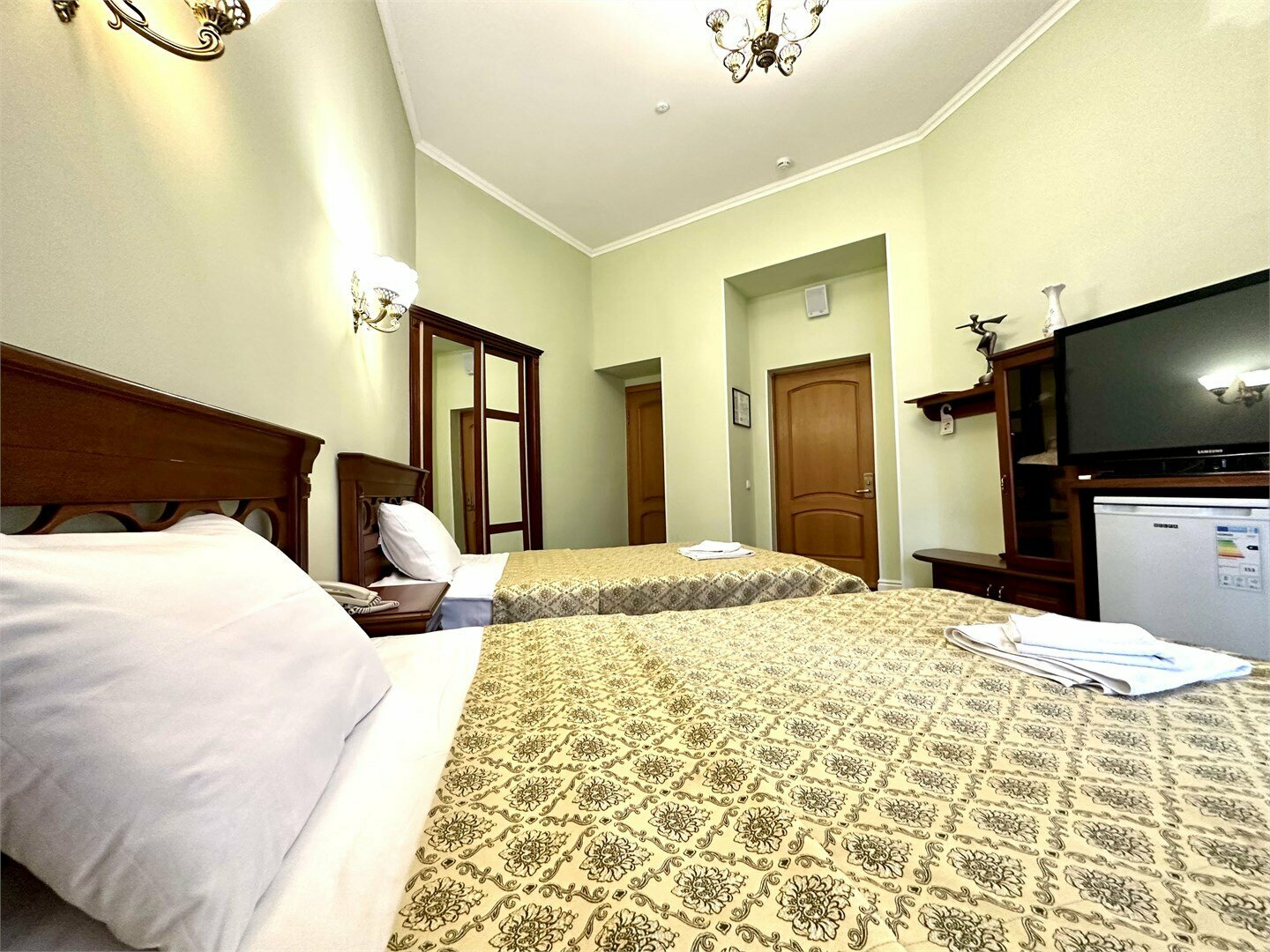 Номера Комфорт с двумя раздельными кроватями с видом на бассейн