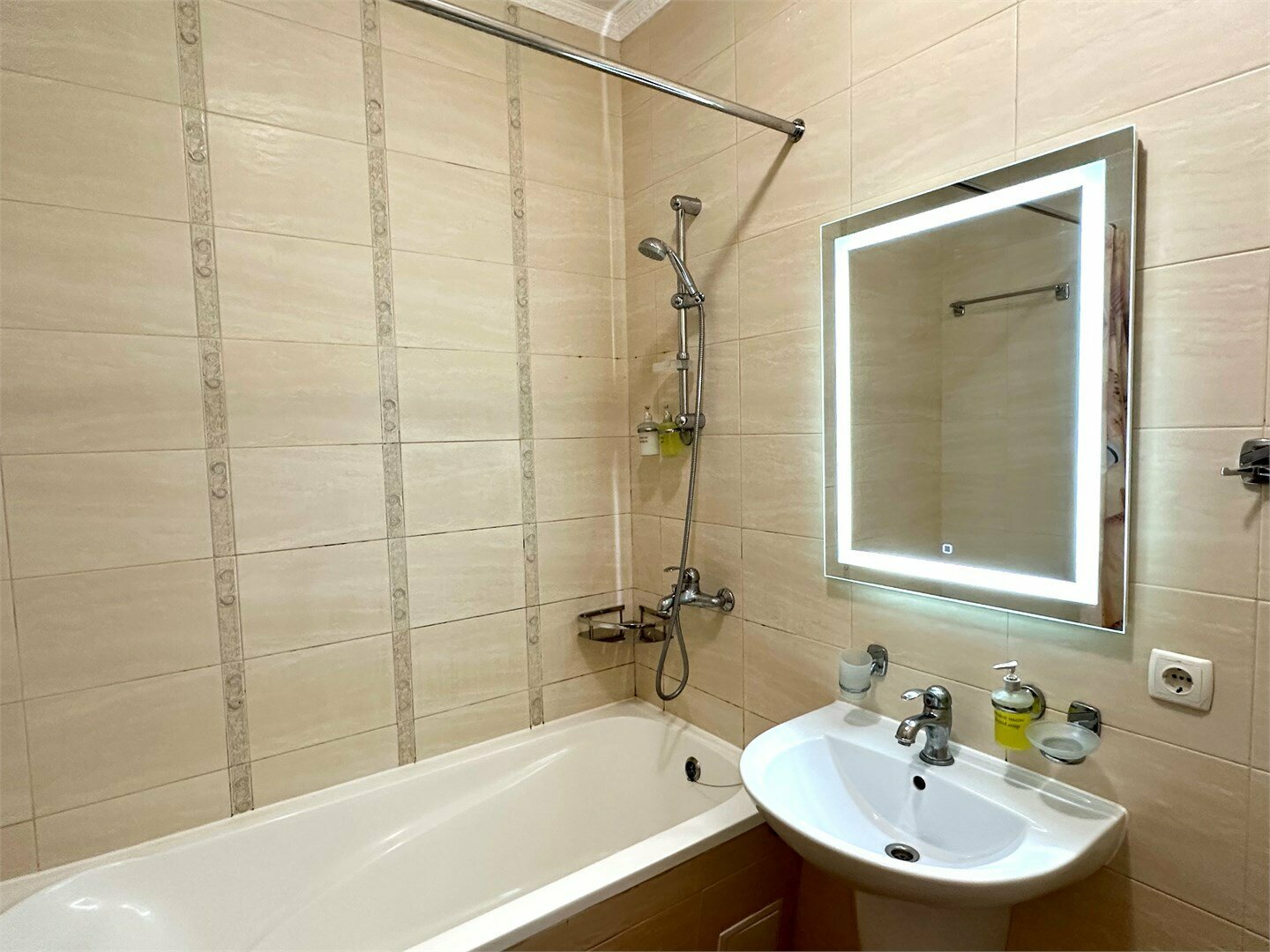 Номера Комфорт с балконом с одной совместной кроватью с видом во двор