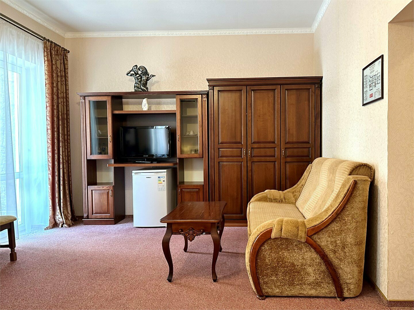 Номера Комфорт с балконом с одной совместной кроватью с видом во двор