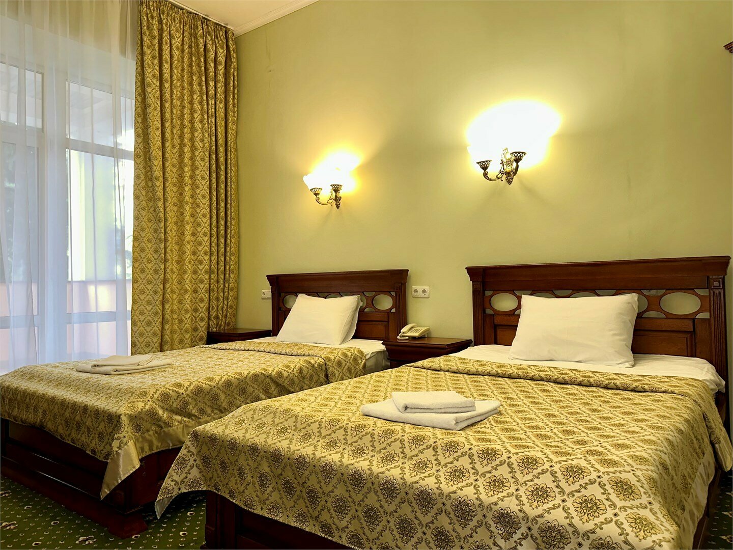 Номера Комфорт с двумя раздельными кроватями с видом на бассейн