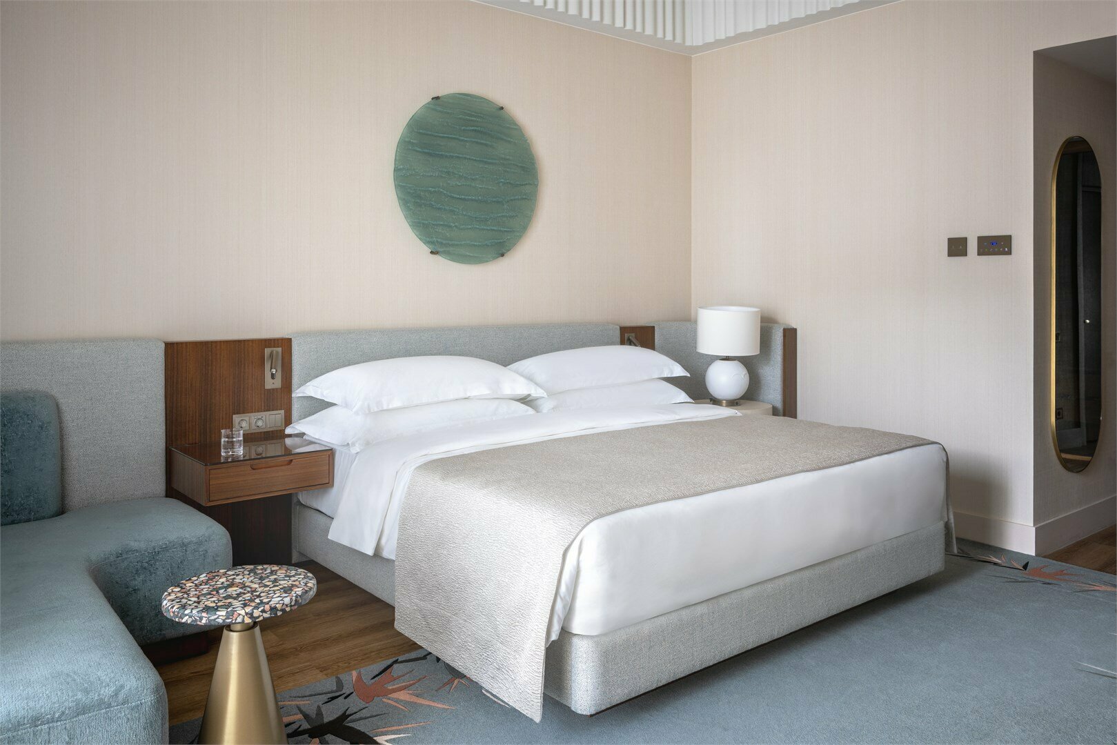 Премиум с одной большой кроватью и личной террасой