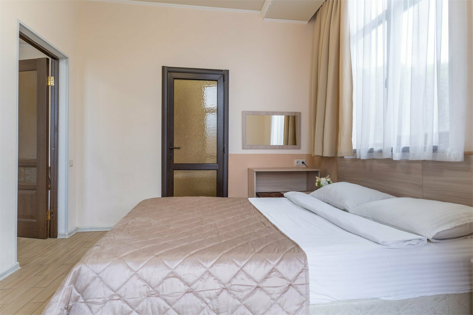 Двухкомнатный люкс с балконом и двумя ванными комнатами