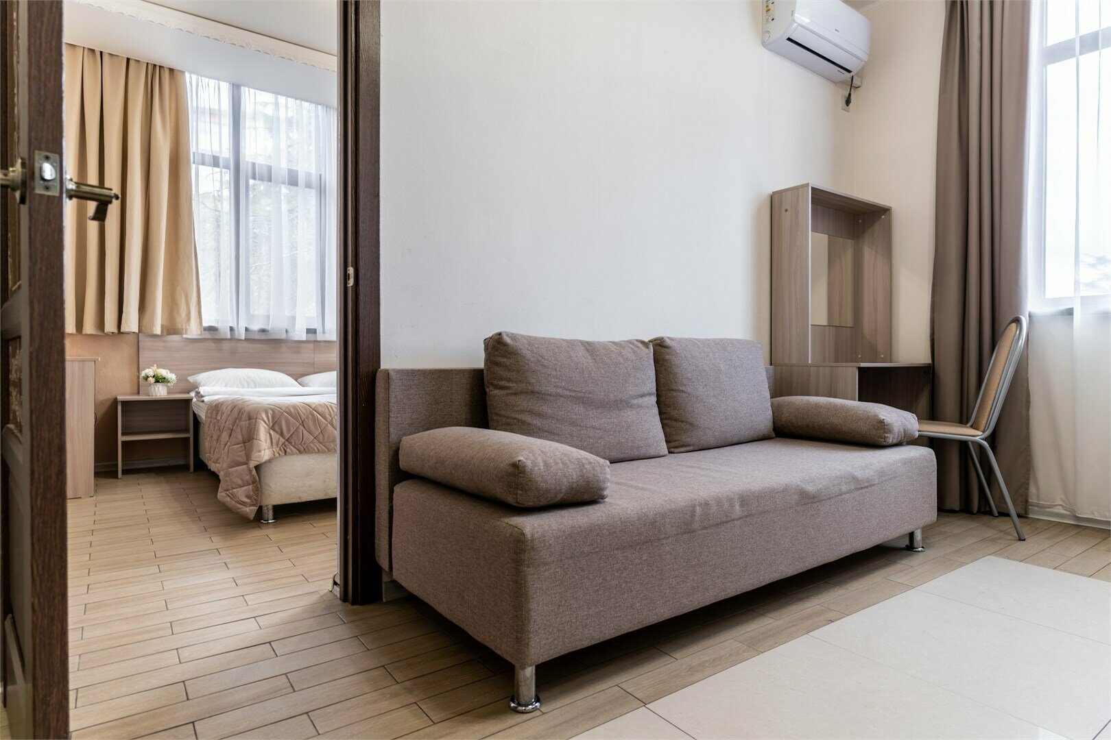 Двухкомнатный люкс с балконом и двумя ванными комнатами