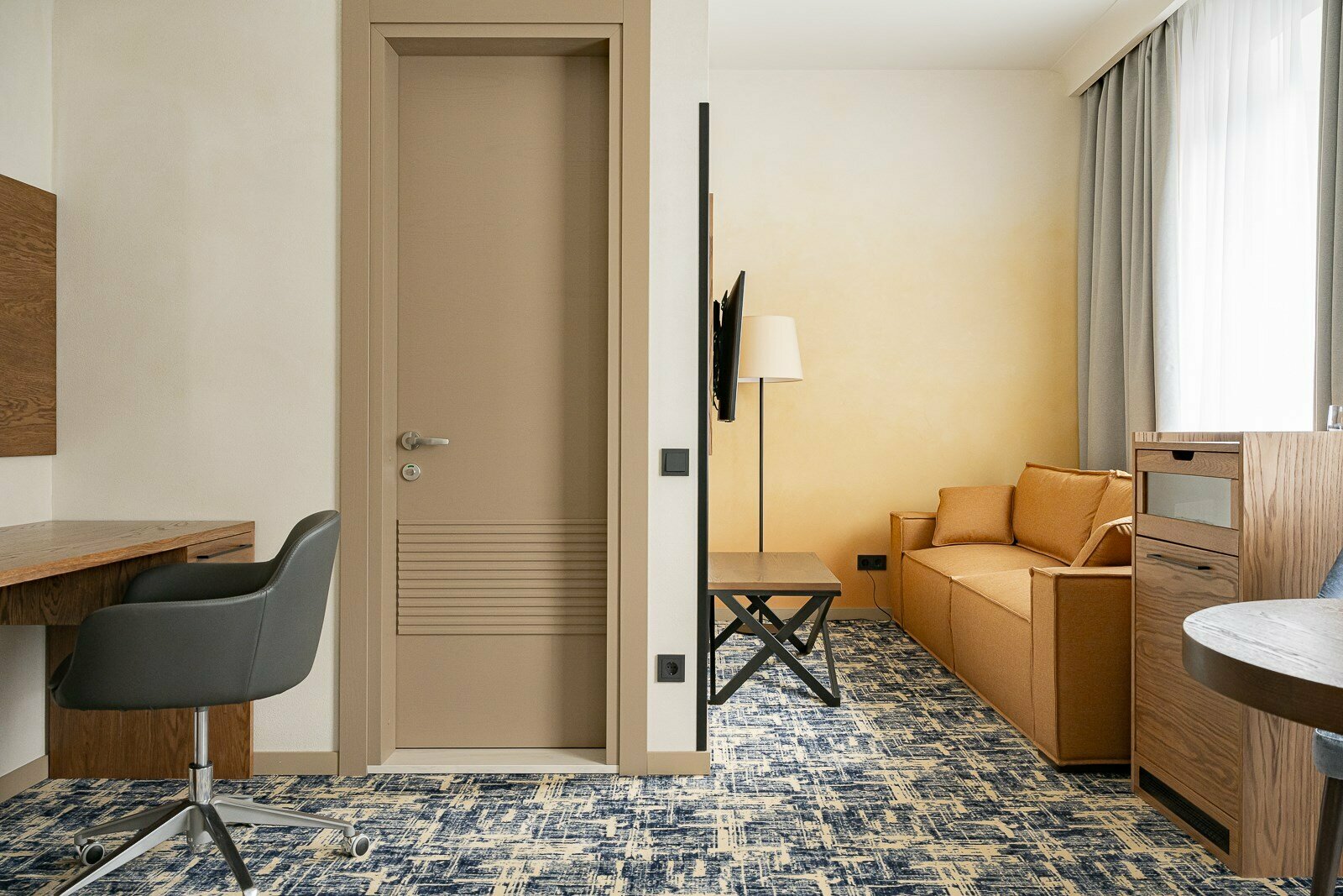 Junior Suit/ Джуниор Сюит ( окна в атриум отеля)