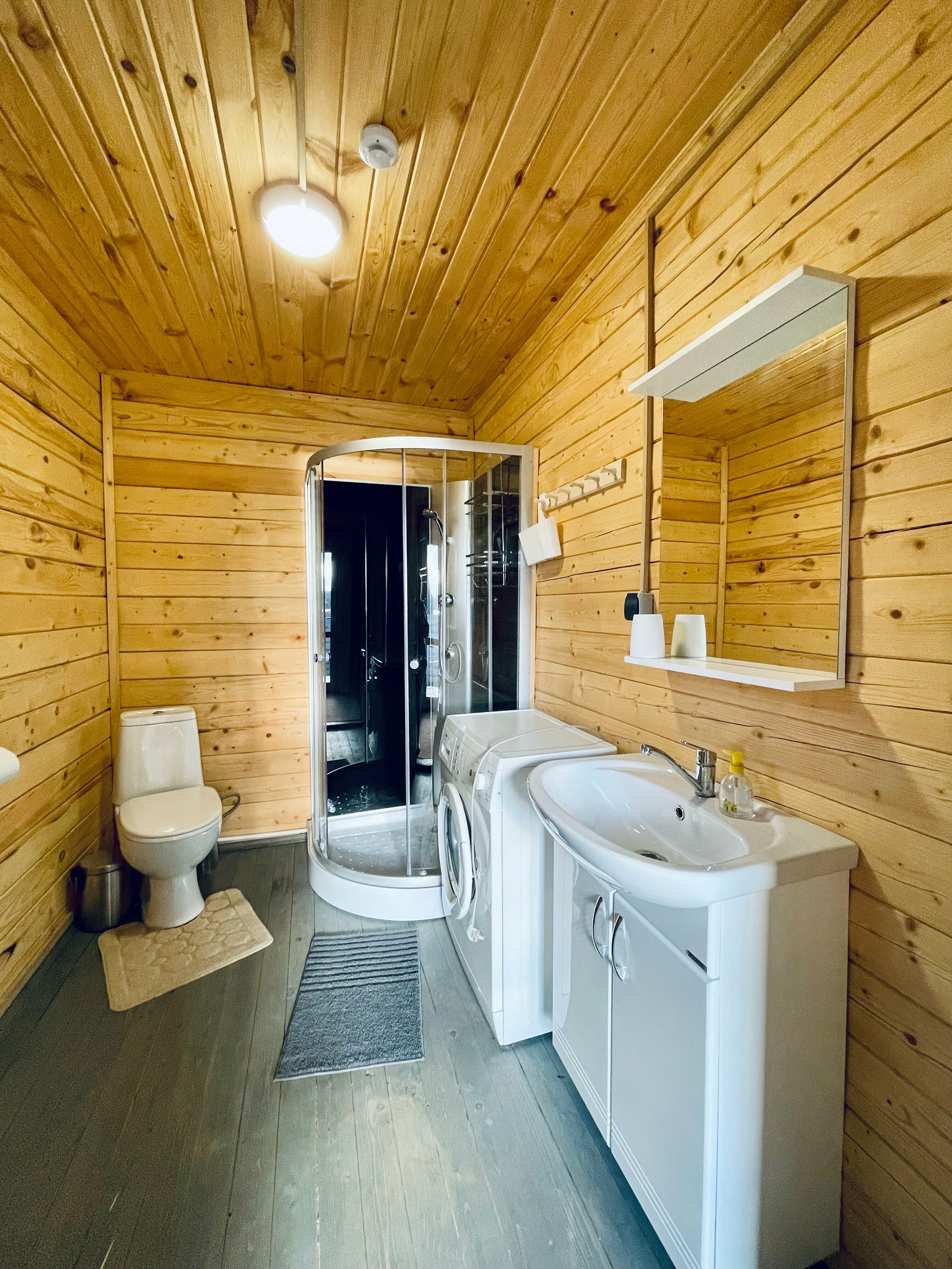 Дом с просторной терассой и видом на воду