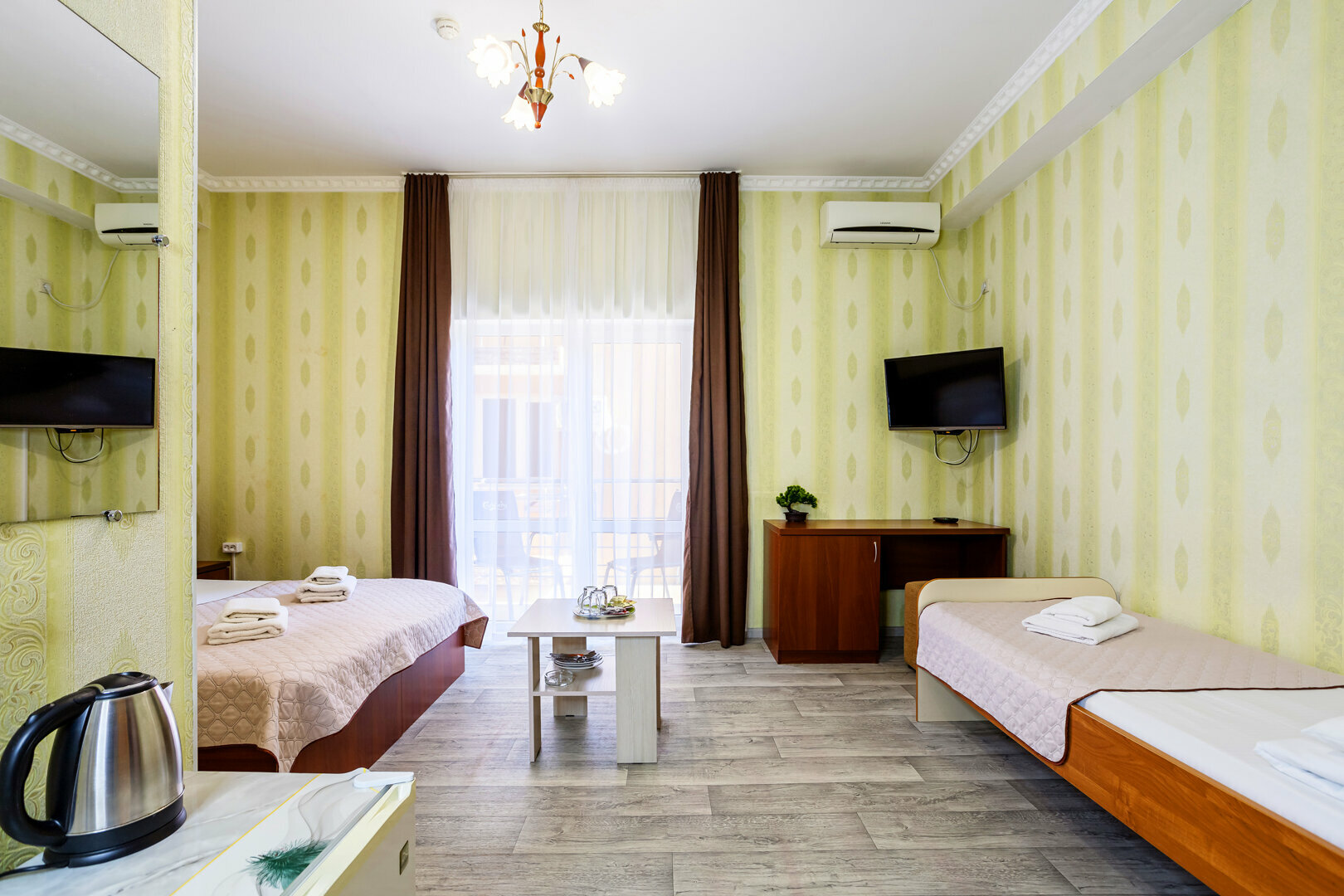 Трехместный номер с балконом