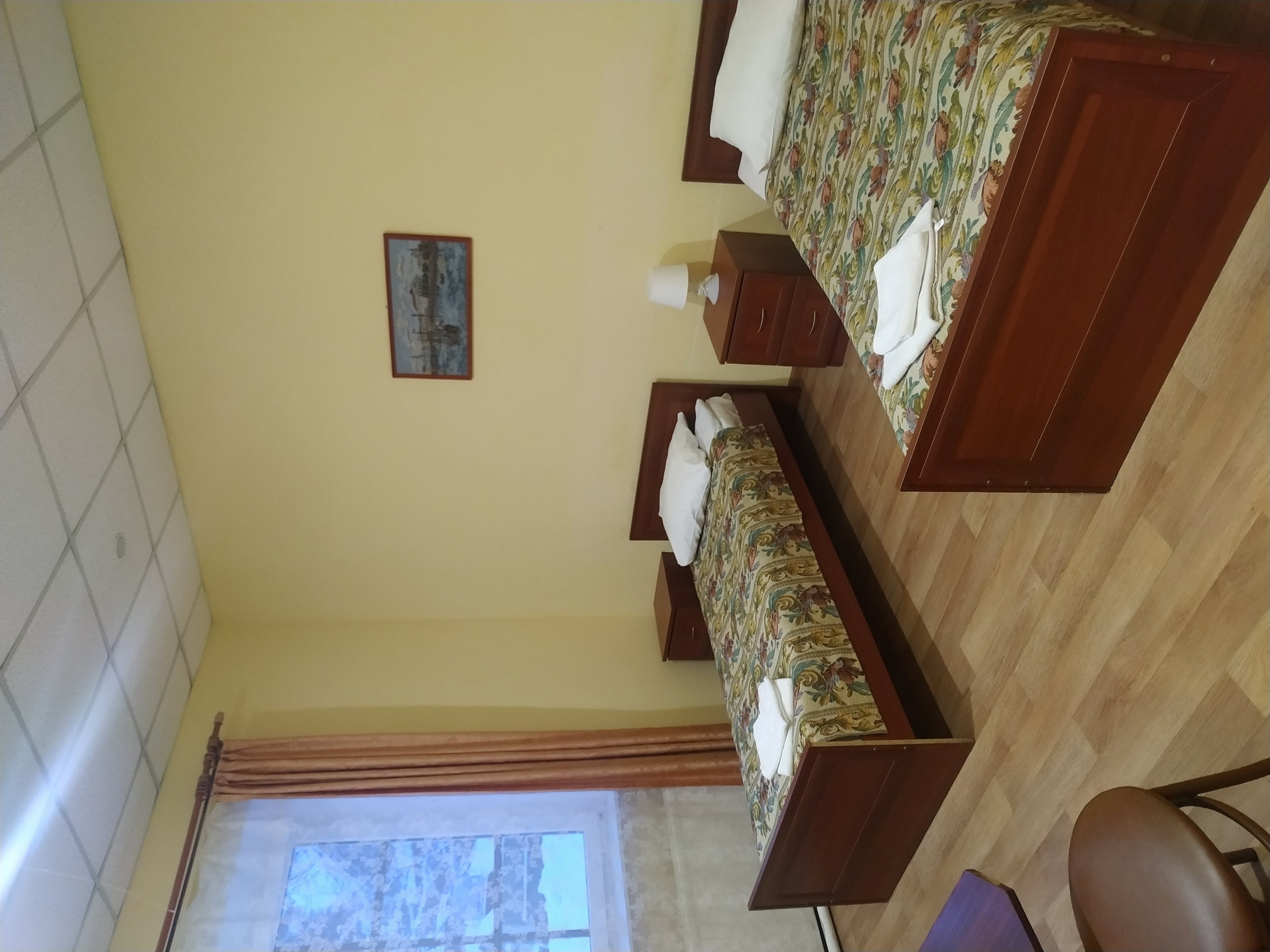 Двухместный номер с 2 отдельными кроватями и общей ванной комнатой