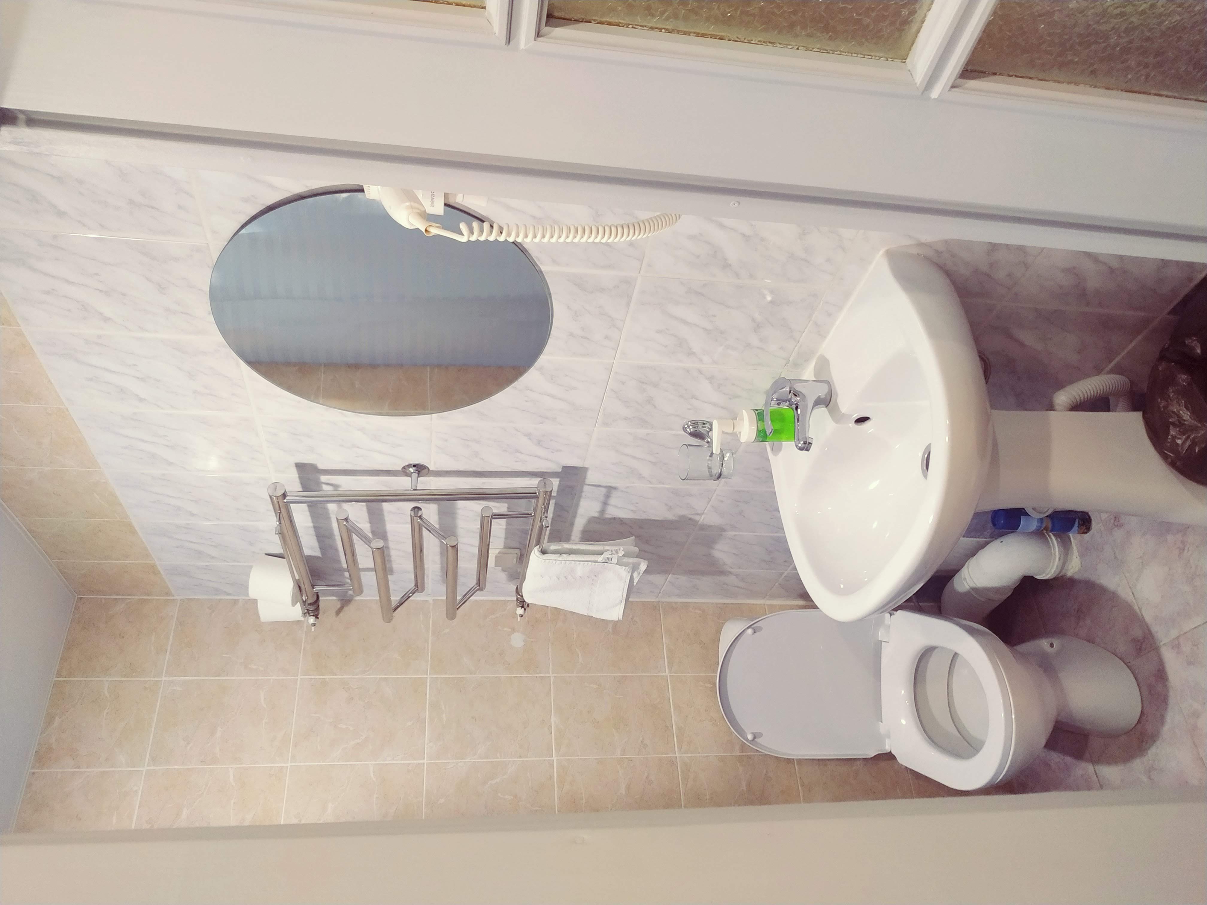 Трехместный номер с собственной ванной комнатой