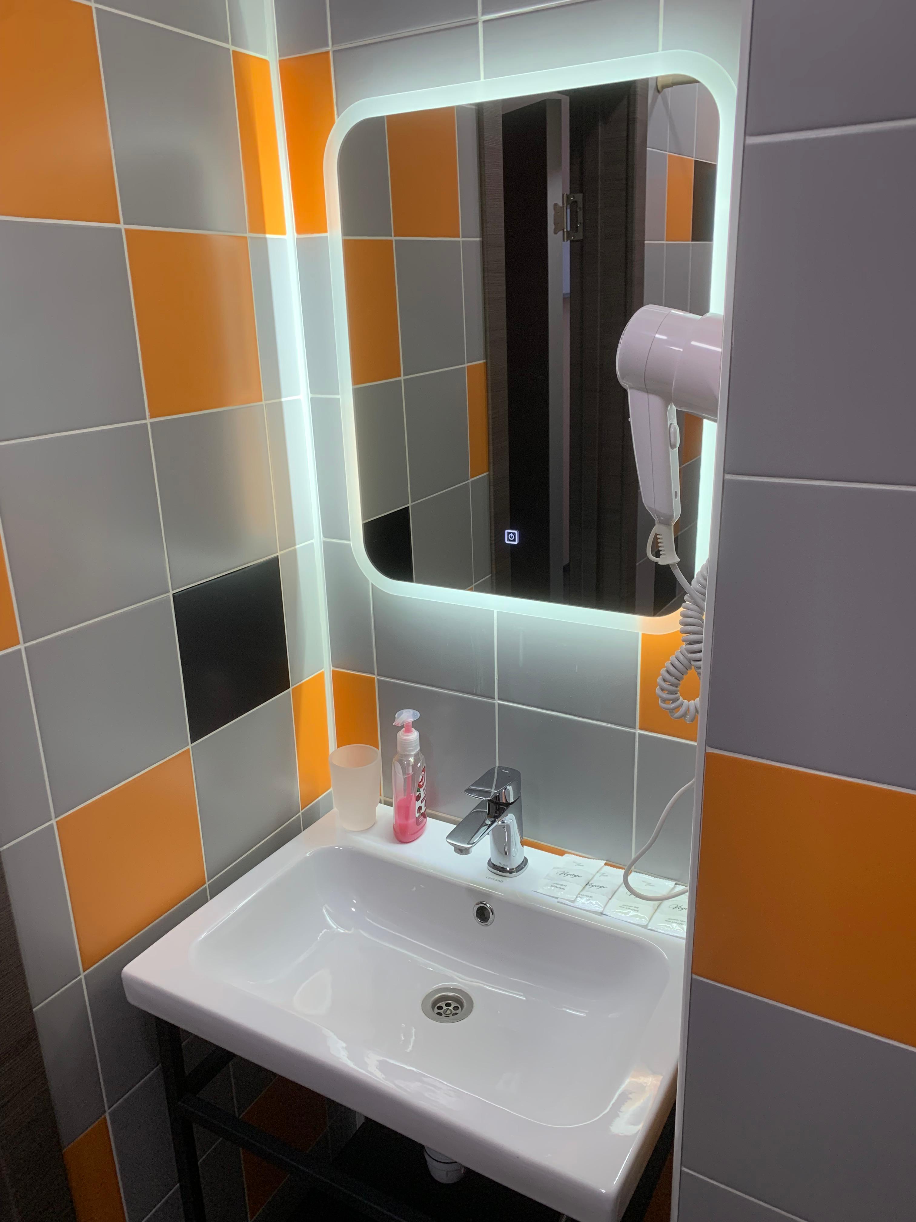 Двухместный номер с 1 кроватью или 2 отдельными кроватями и общей ванной комнатой