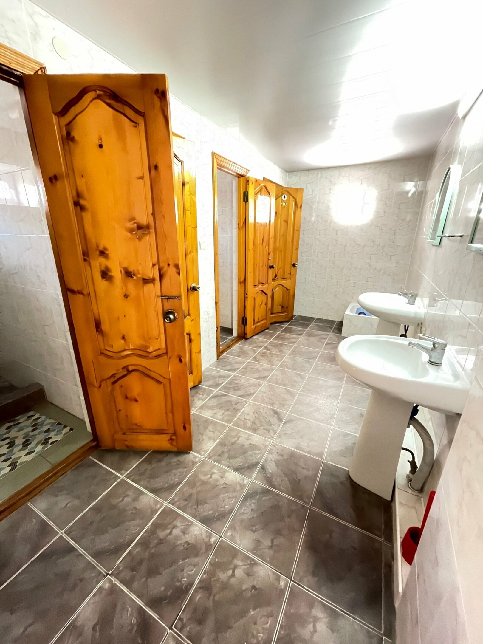 Трехместный номер с собственной ванной комнатой вне номера