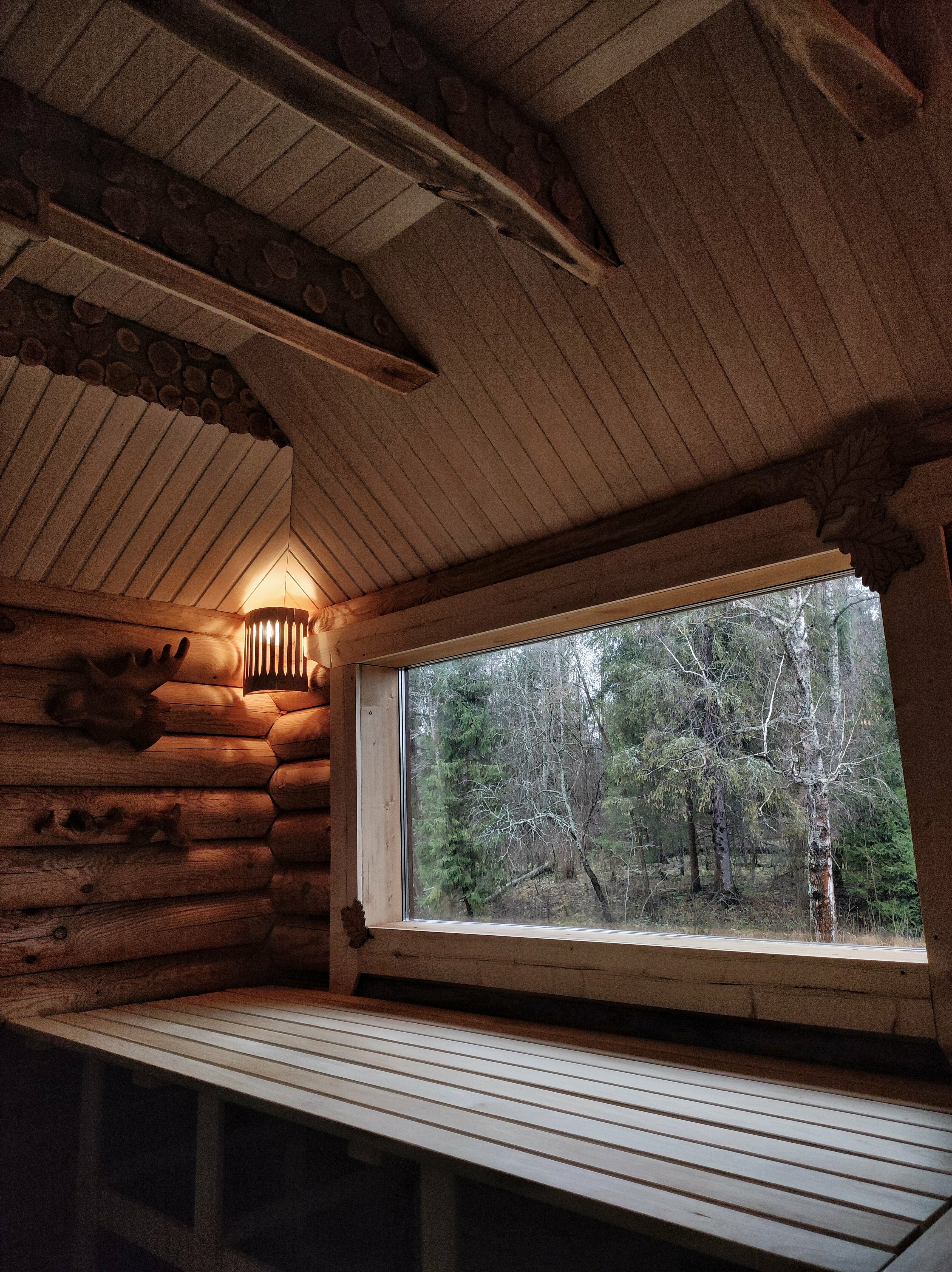 Изба с баней у пруда