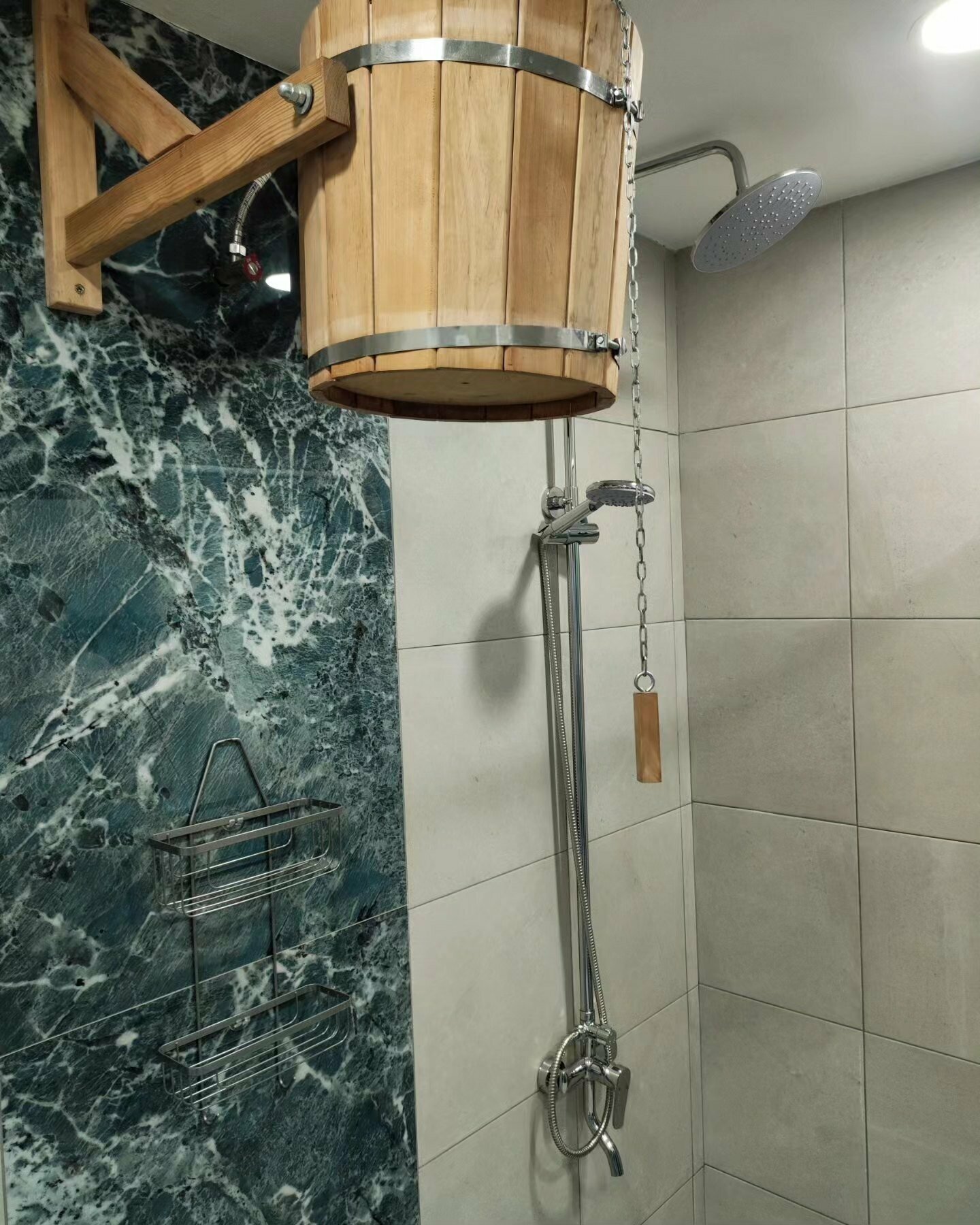 Изба с баней у пруда