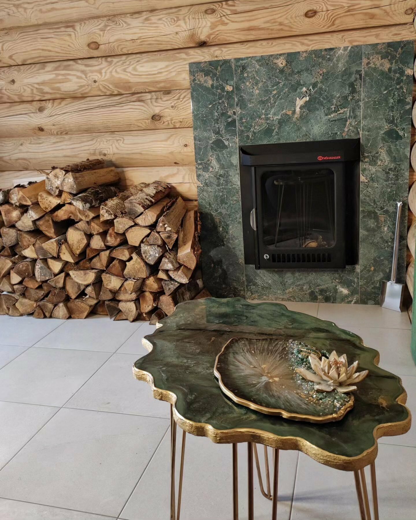 Изба с баней у пруда