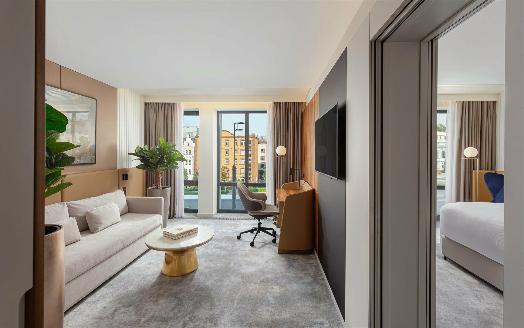 Номер Junior Suite, с видом на город - с двуспальной кроватью и раскладным диваном