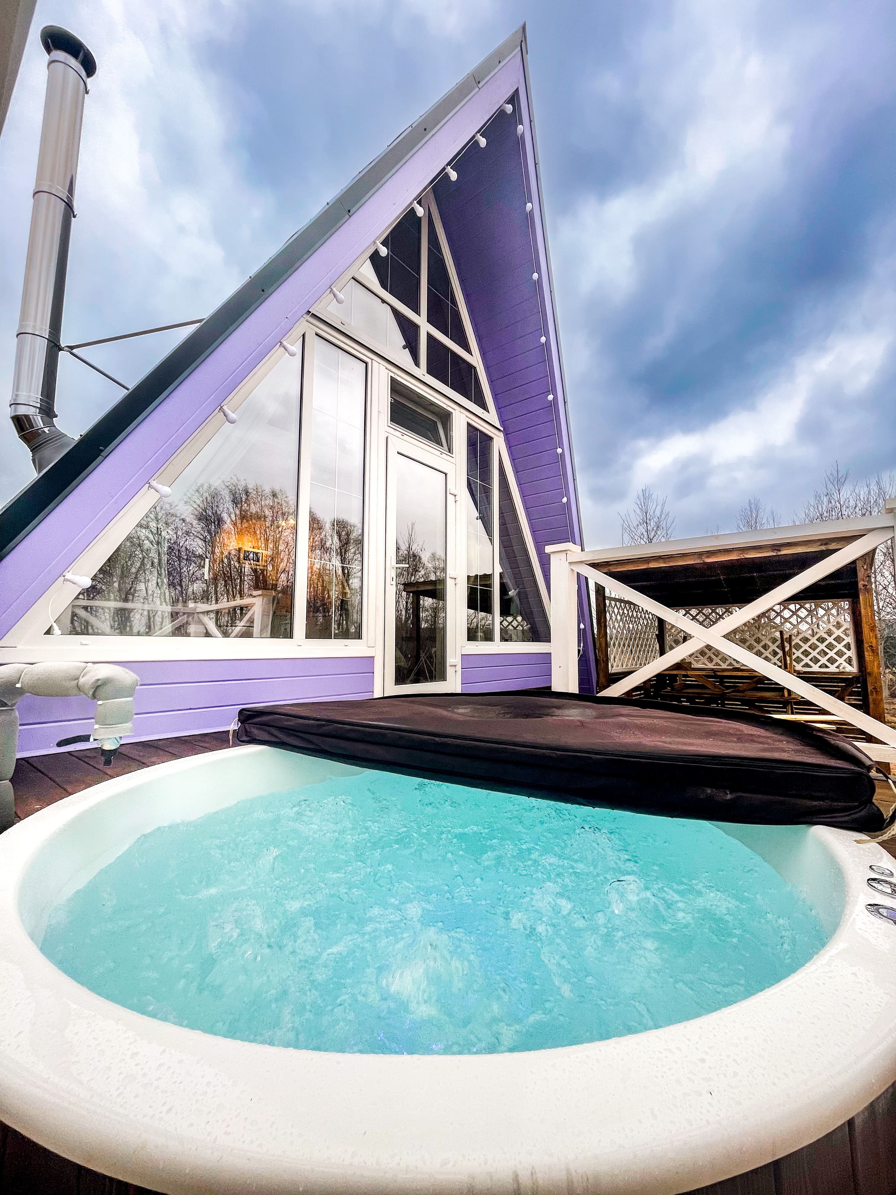 Треугольный дом с фурако с видом на реку