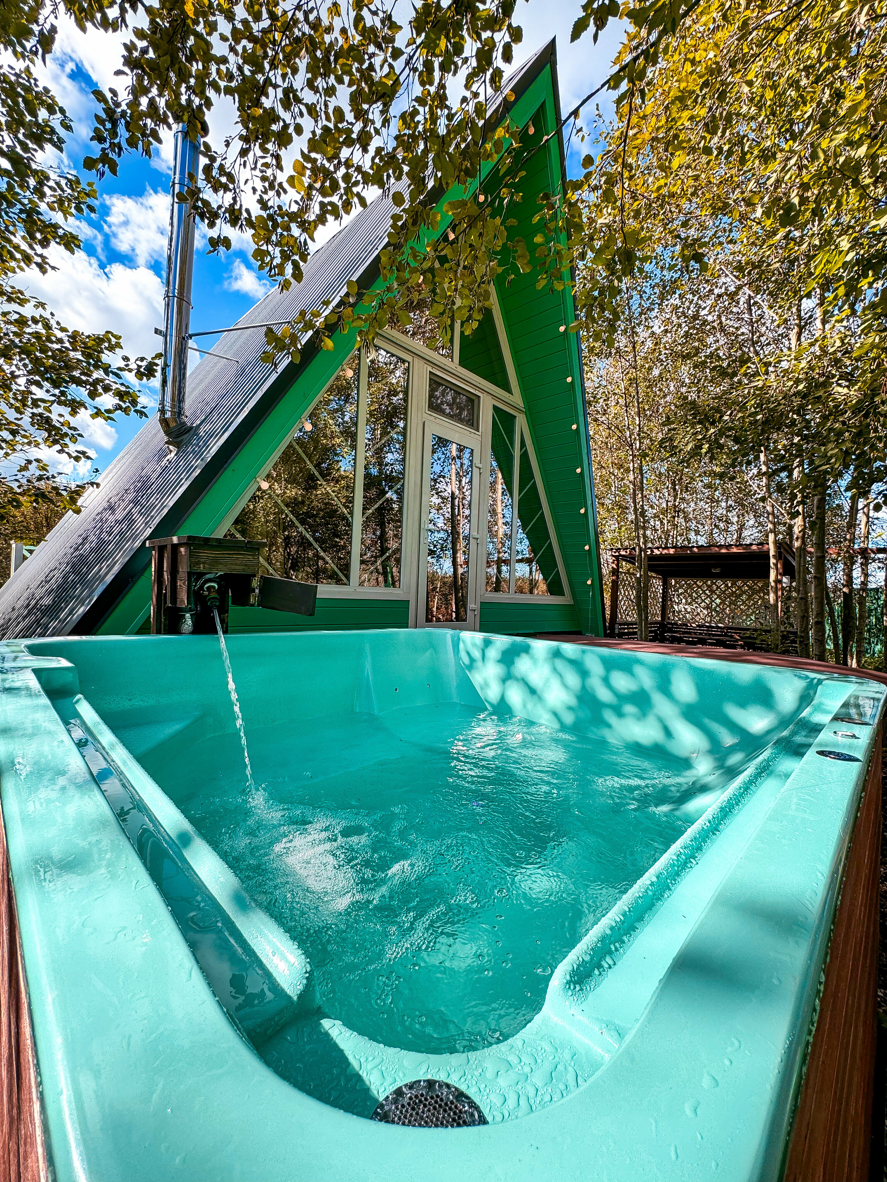 А-фрейм дом с большой фурако с видом на реку