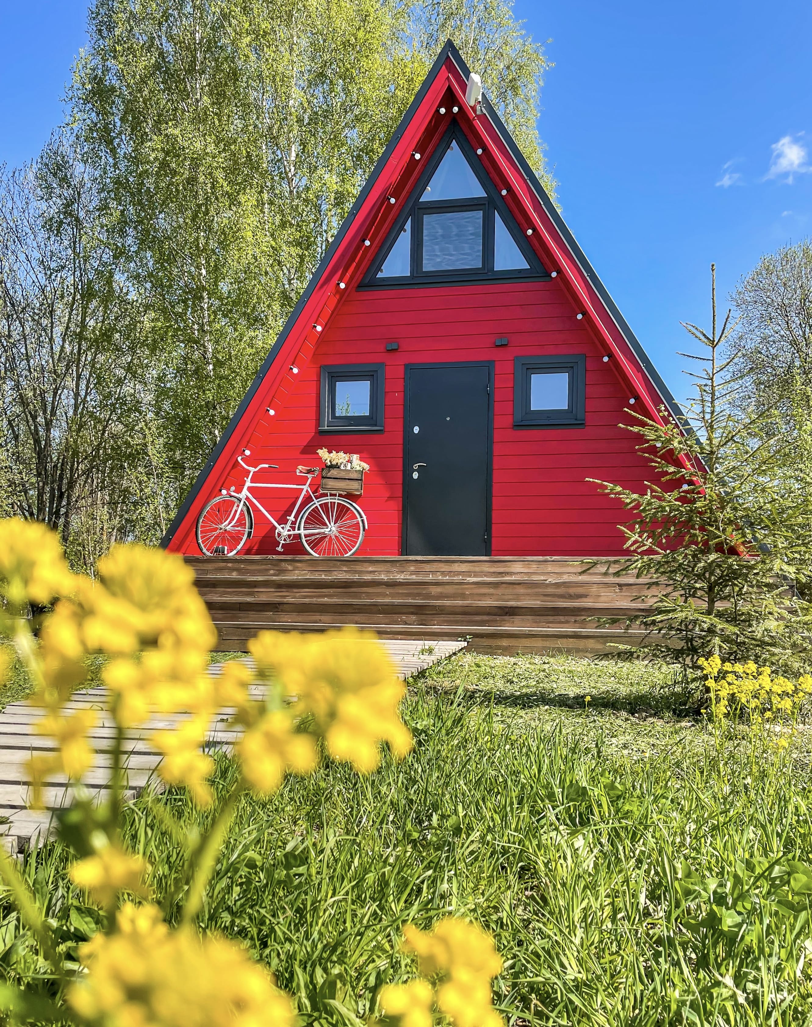 А-фрейм дом с фурако с прямым выходом к реке