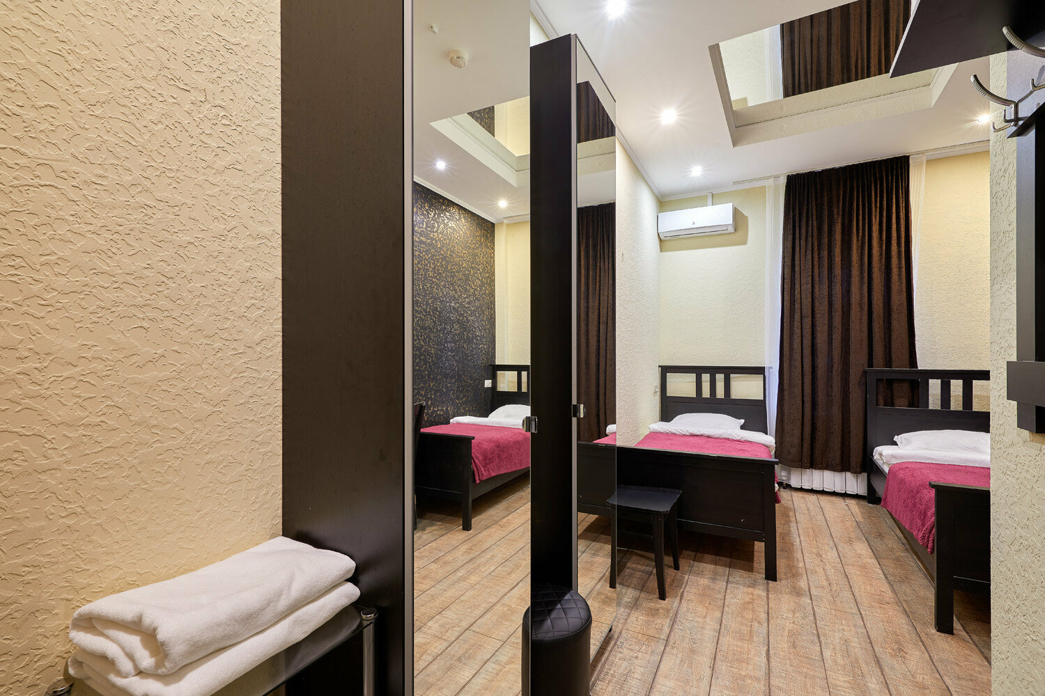 Двухместный номер с 2 отдельными кроватями и окном