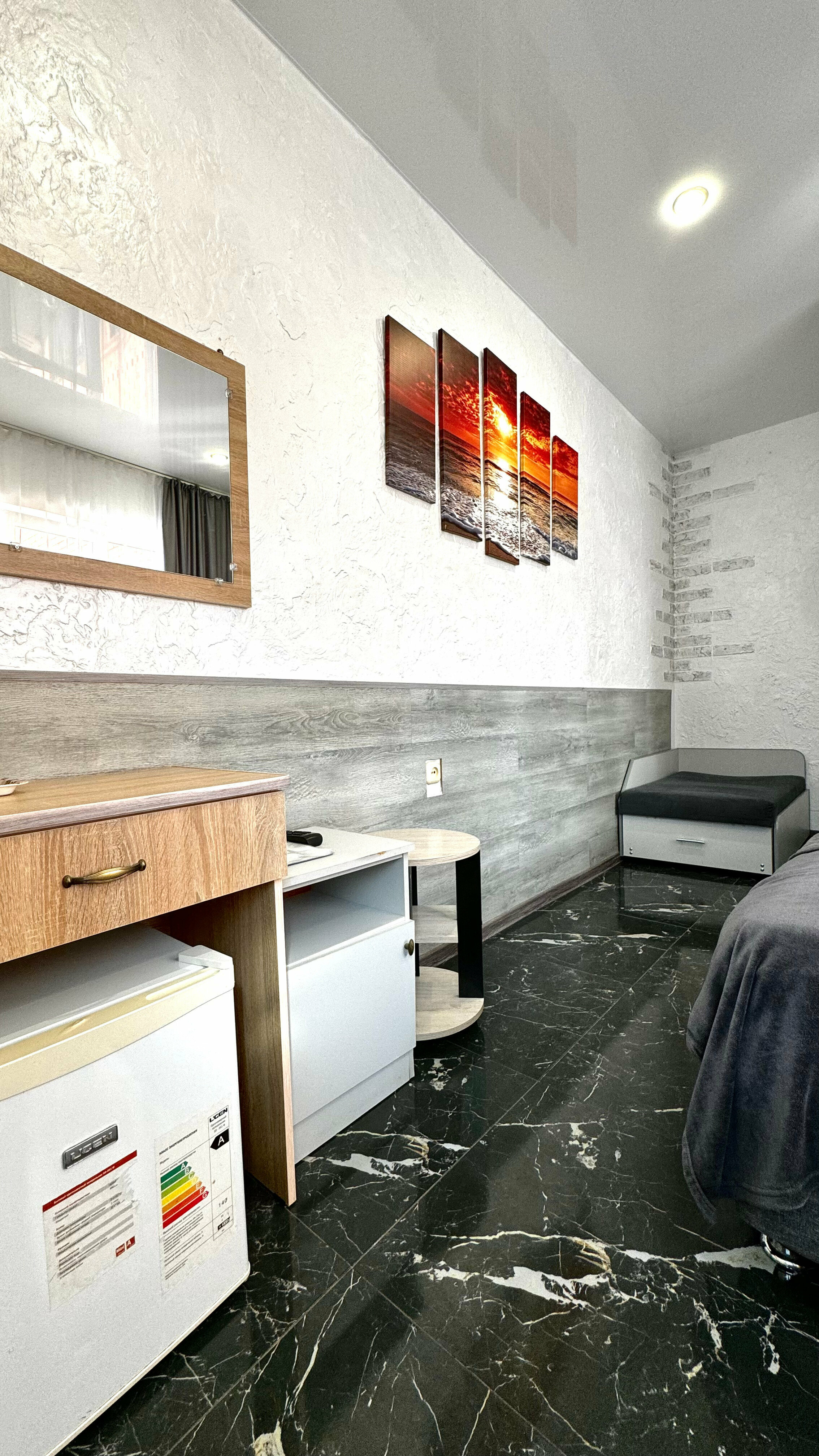 Трехместный номер эконом-класса с общей ванной комнатой