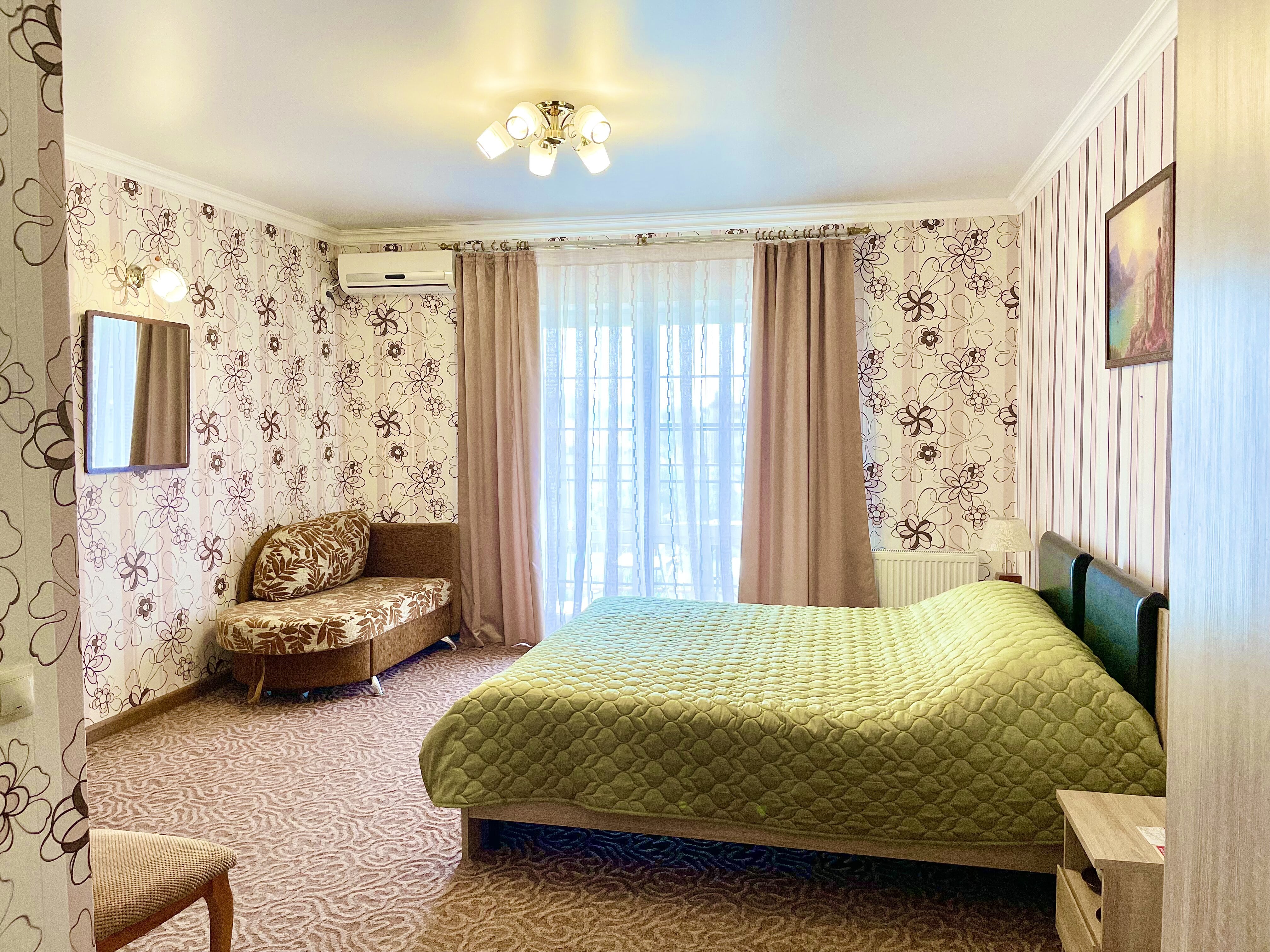 Трехместный номер с балконом