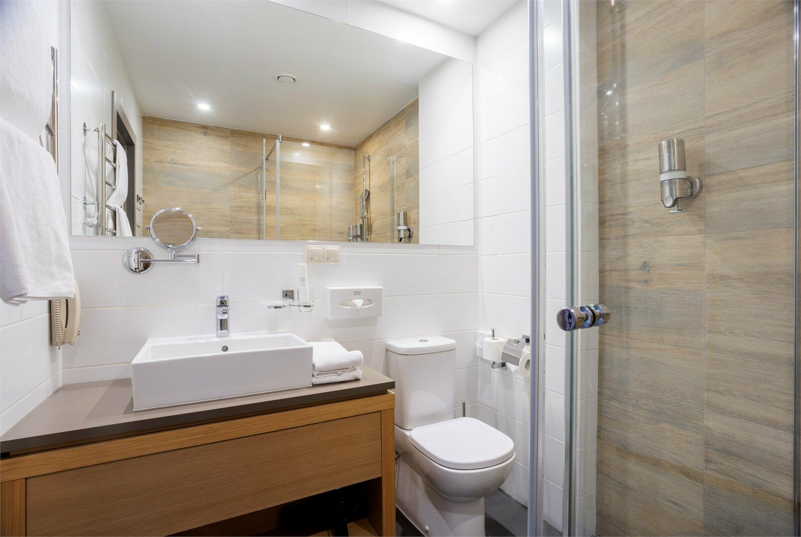 SUPERIOR с одной двуспальной кроватью и видом на Олимпийскую деревню (с балконом)