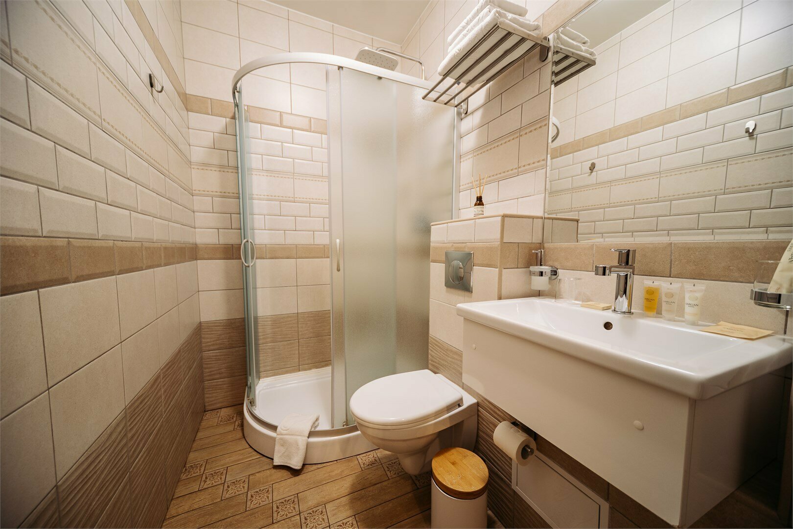 Одноместный номер с полутороспальной кроватью в стиле лофт