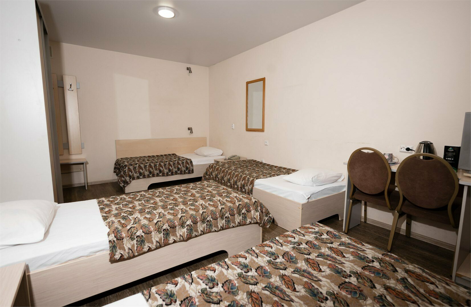 Четырехместный номер с общей ванной комнатой