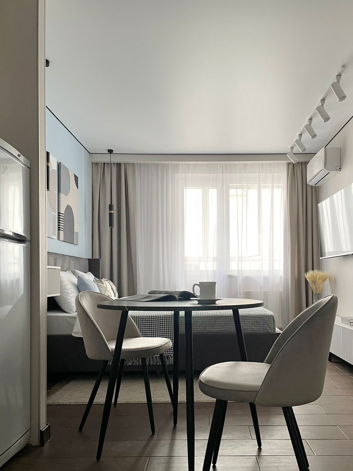 Стильная студия с большим телевизором