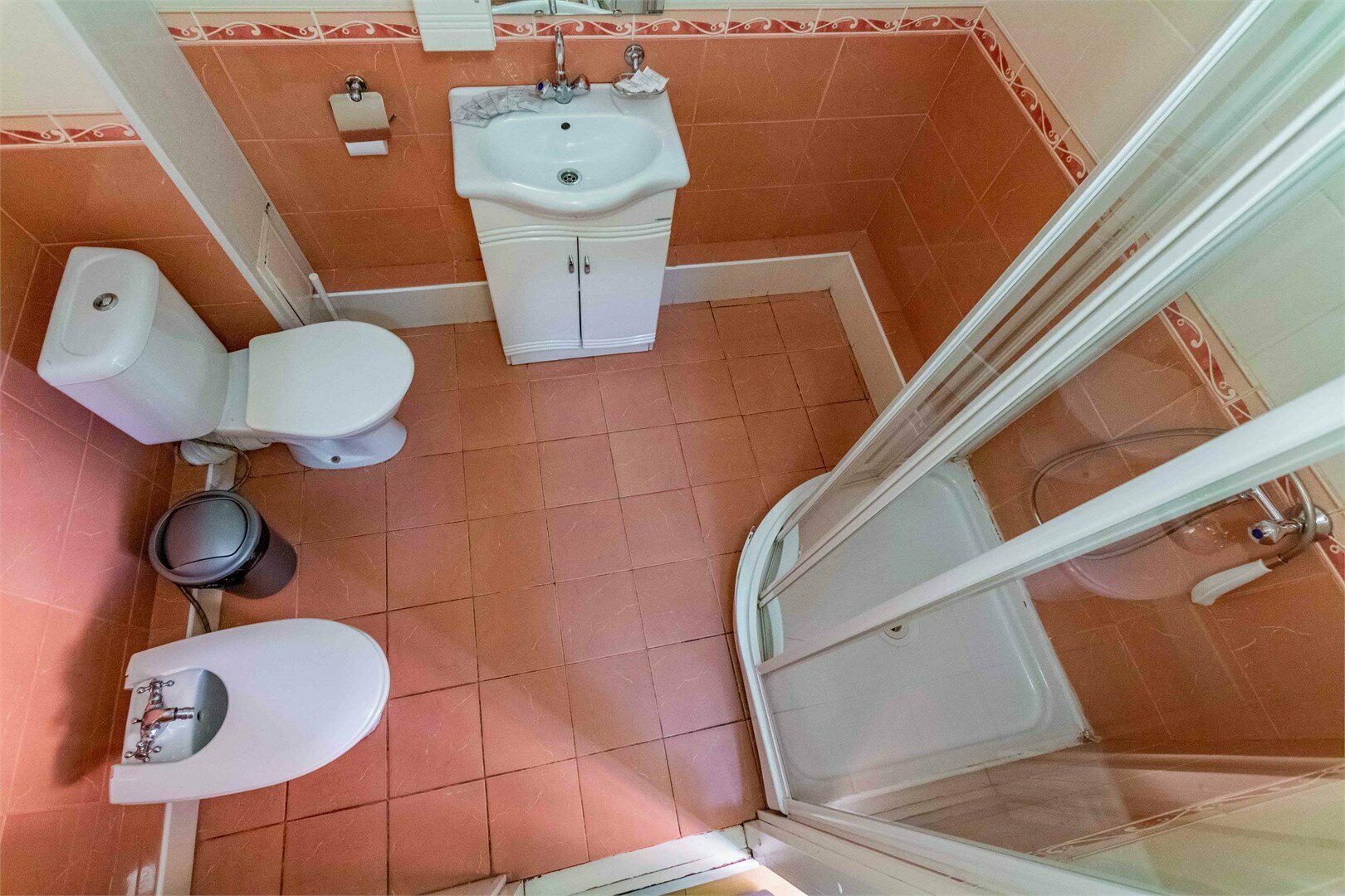 Трехместный номер СТАНДАРТ с тремя односпальными кроватями и собственными удобствами