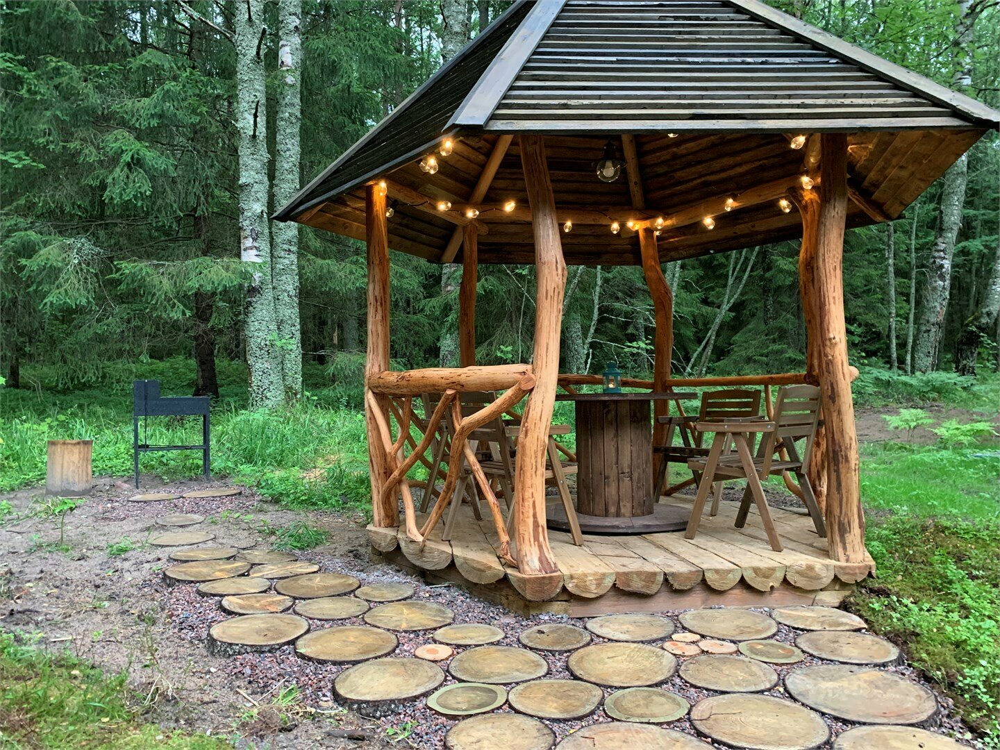 Коттедж с беседкой