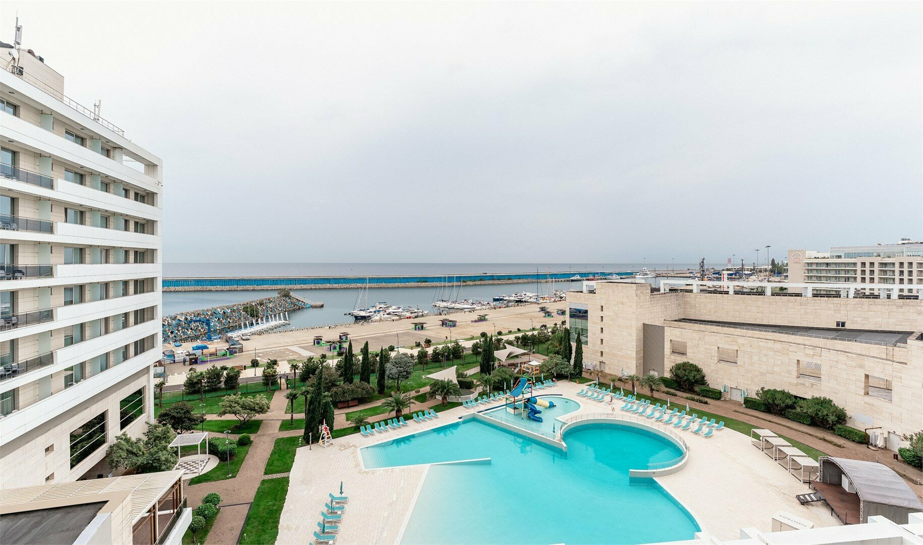 Супериор с видом на море