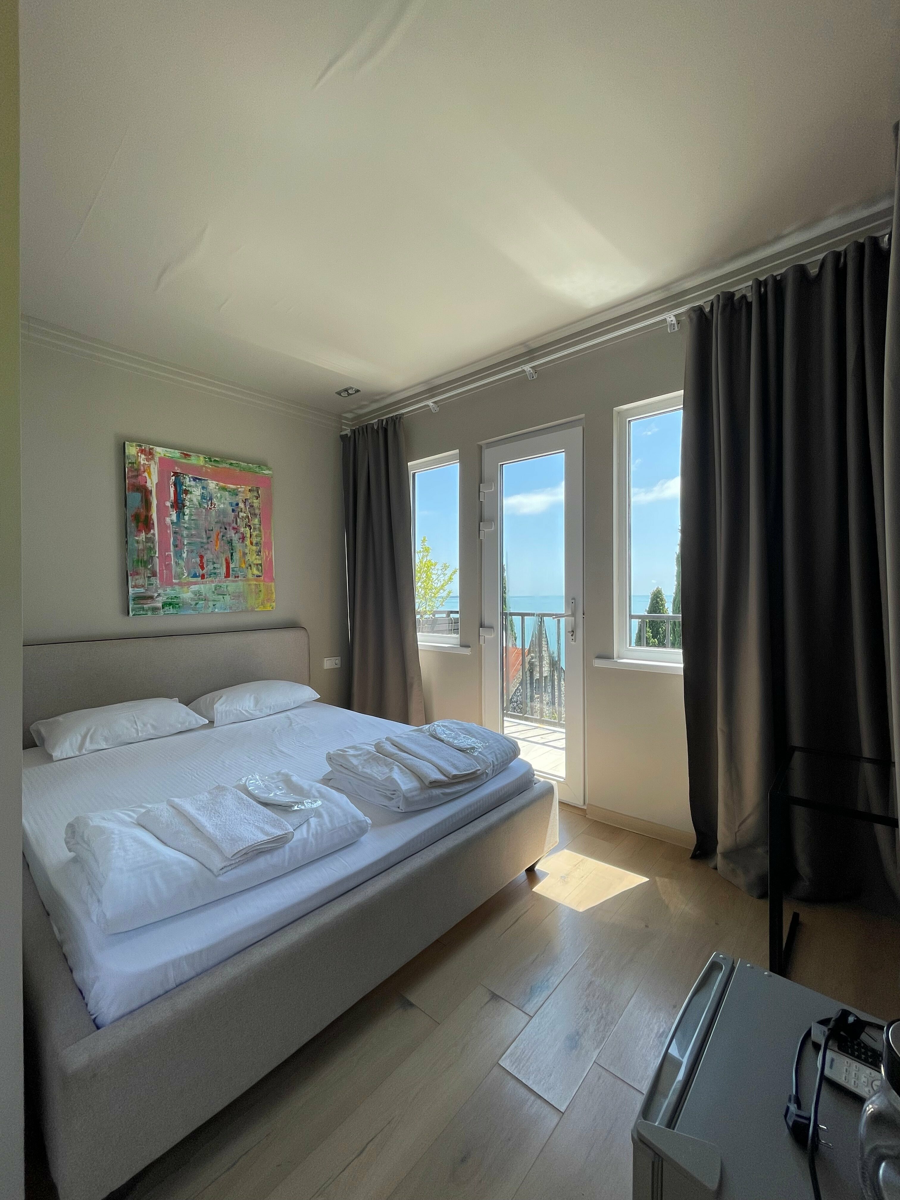 Мини-стандарт с видом на море