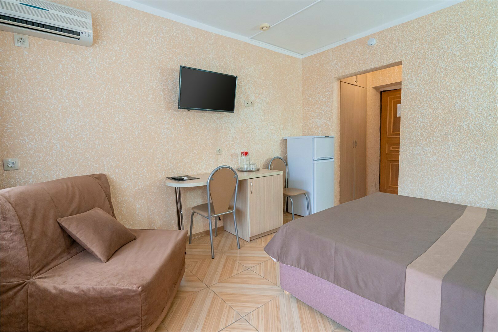 У3 Улучшенный однокомнатный номер с двуспальной кроватью и дополнительным местом