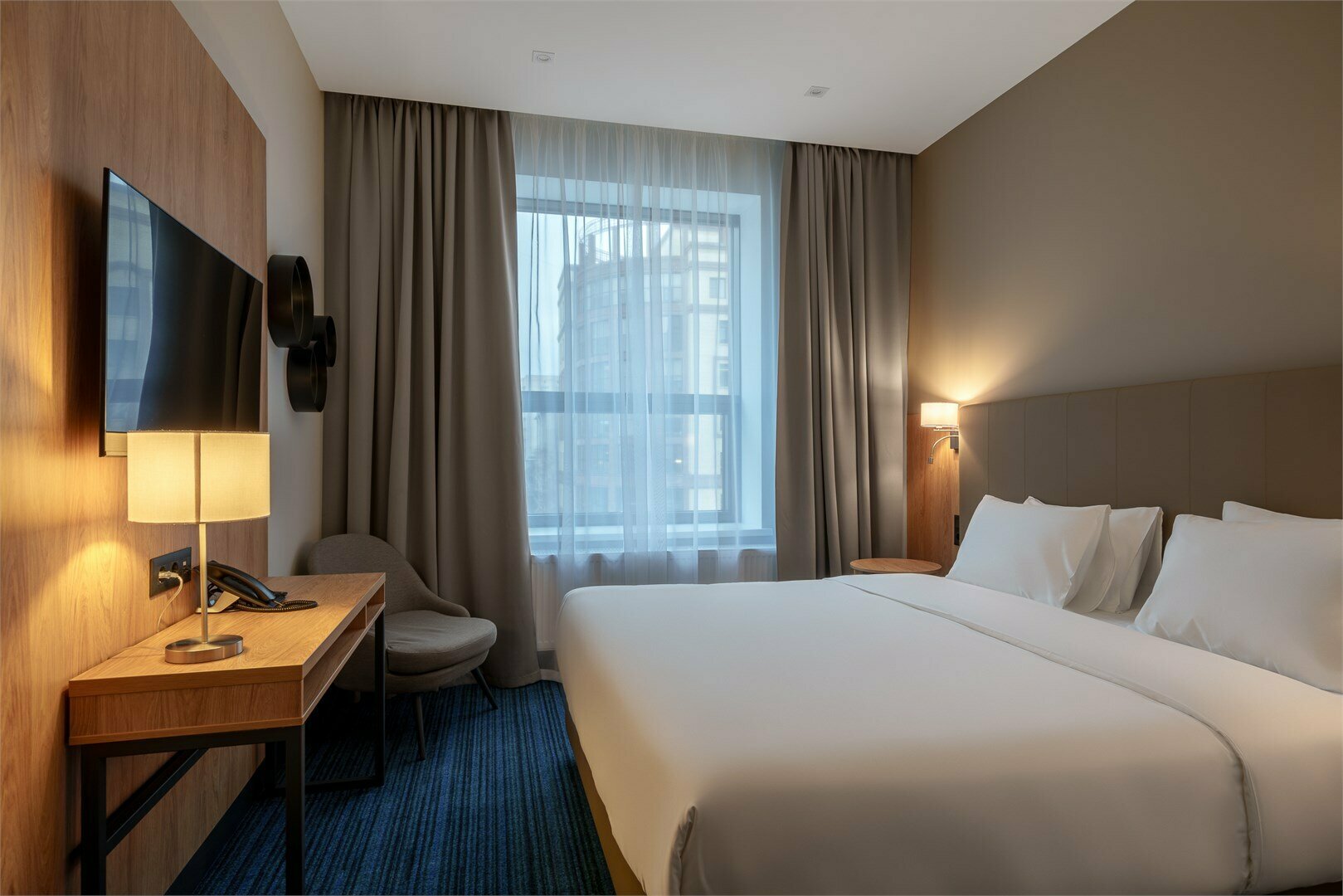 Стандартный номер с видом на город с двуспальной кроватью