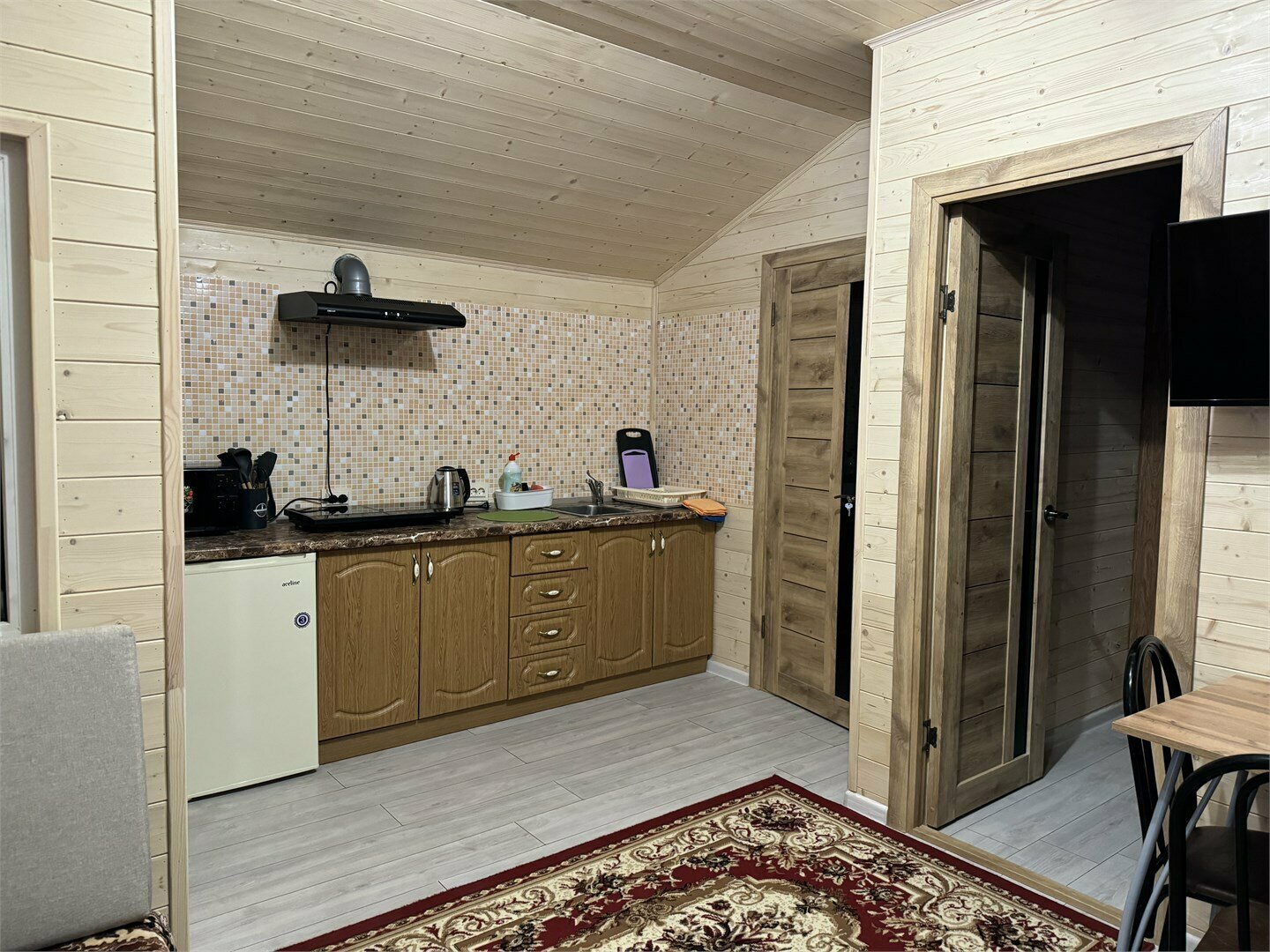 Домик у пруда