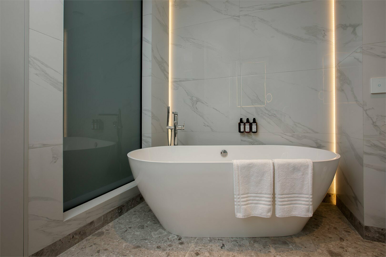 Номер Superior Suite, с видом на город - с двуспальной кроватью и диваном