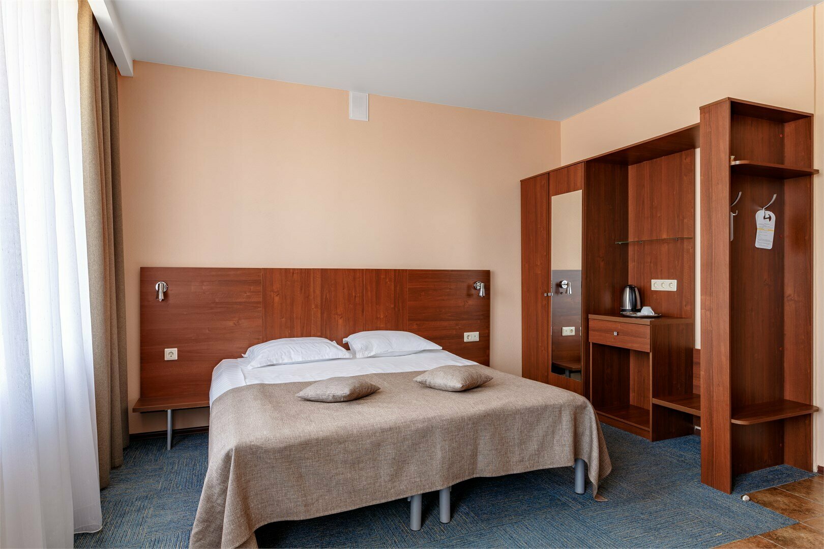 КОМФОРТ с одной большой кроватью