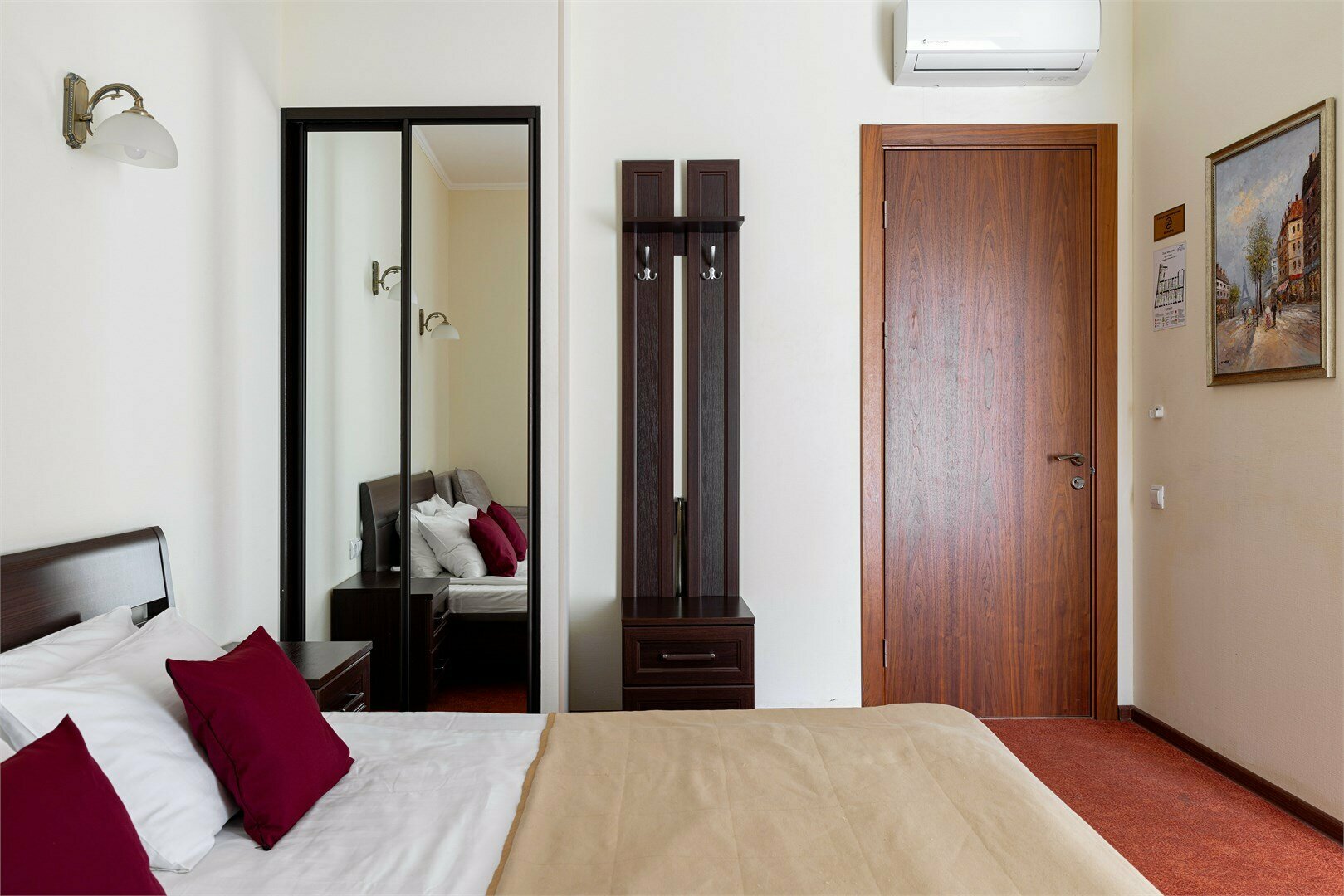 Комфорт с кроватью "King-size", креслом и видом во двор