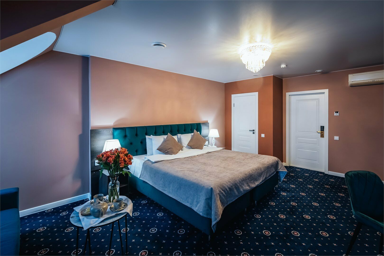 Номер на мансарде с окнами на Малую Конюшенную