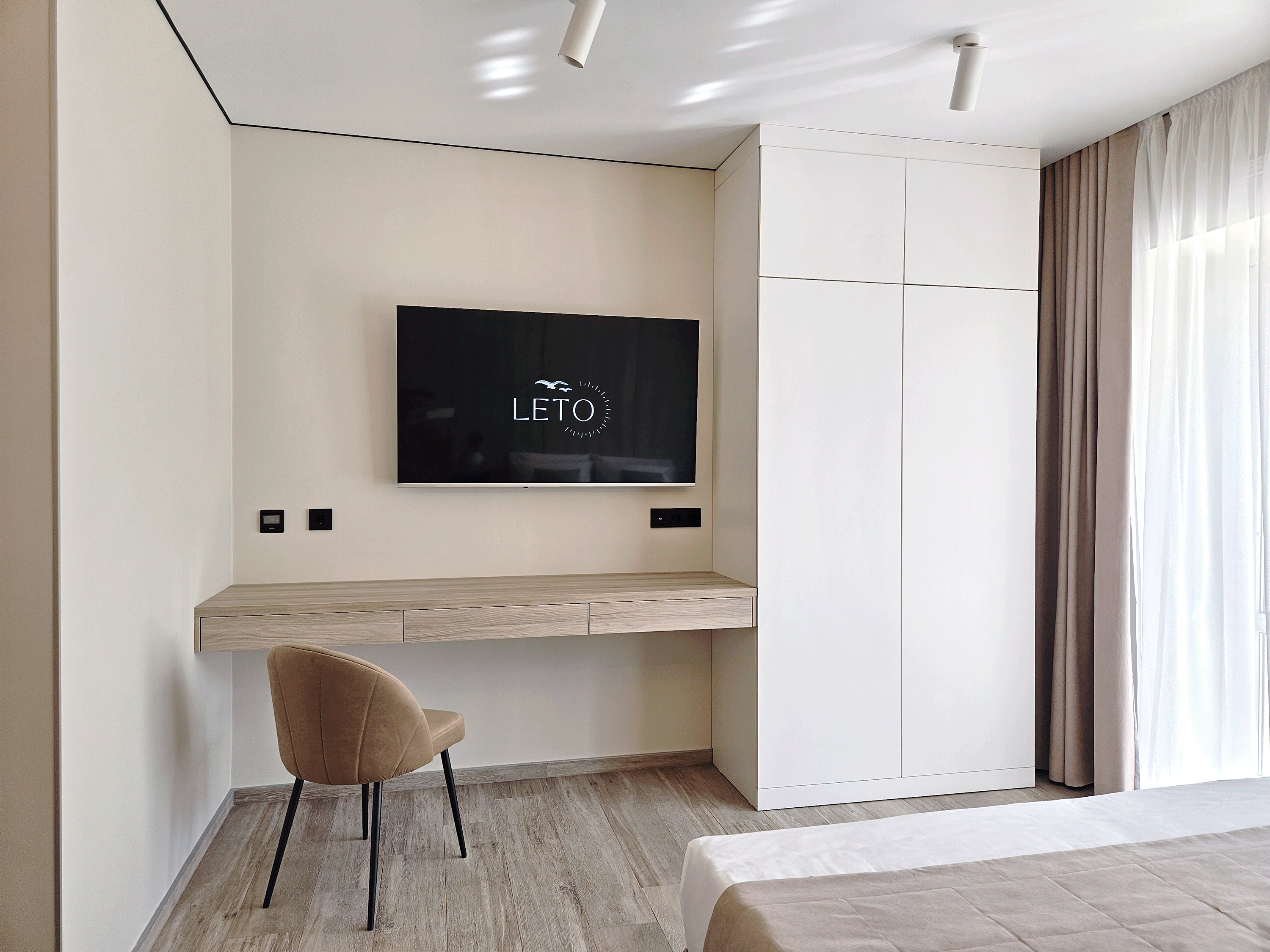 Studio room с одной большой кроватью и диваном на верхнем этаже с террасой