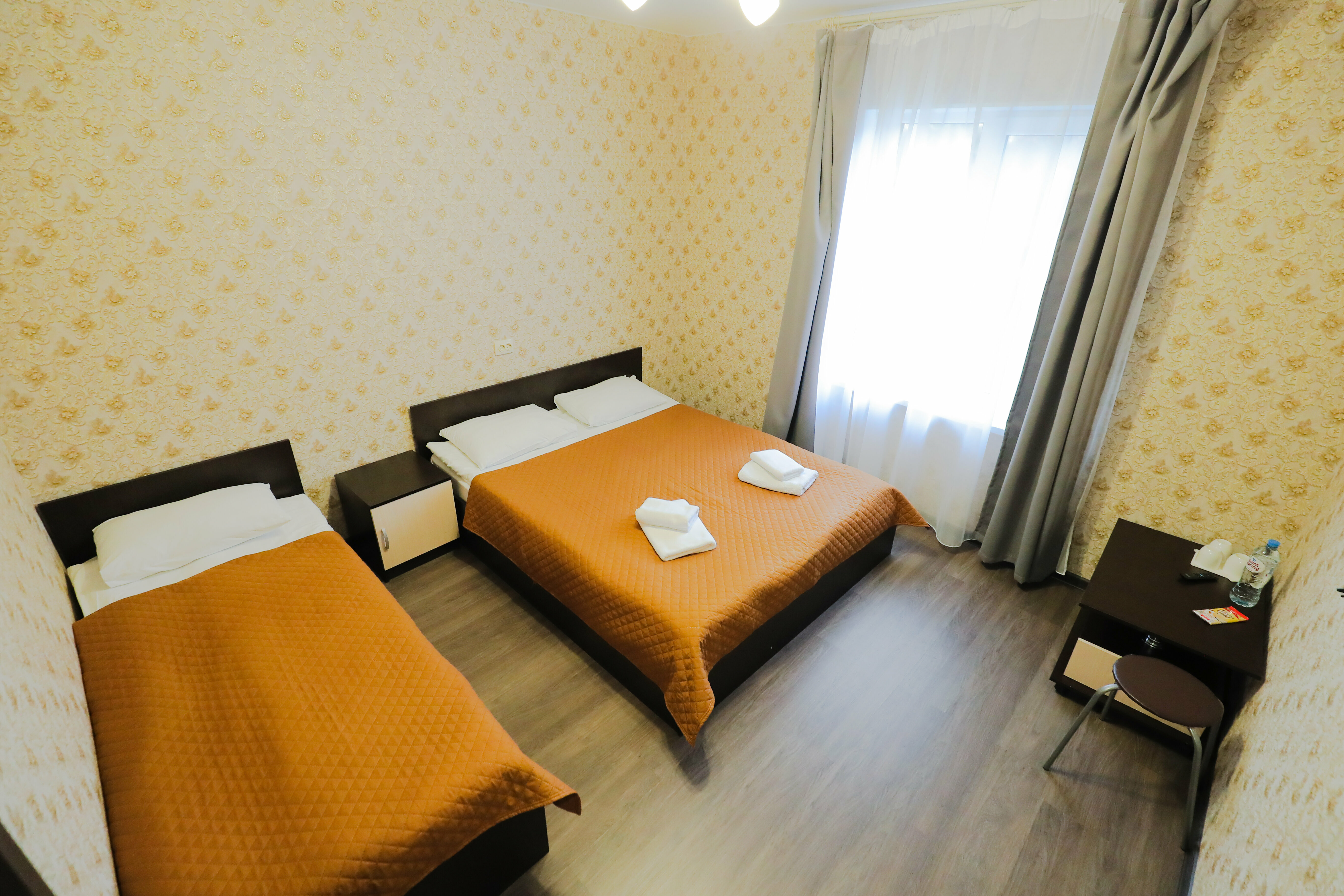 Небольшой двухместный номер с 2 отдельными кроватями