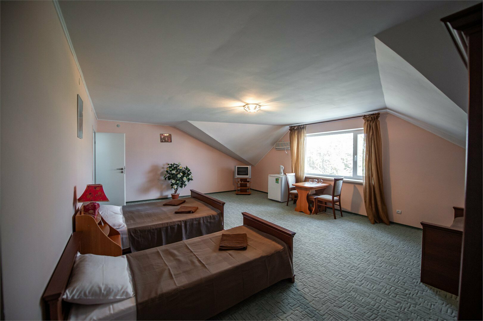 Четырёхместный номер с двуспальной кроватью и двумя односпальными