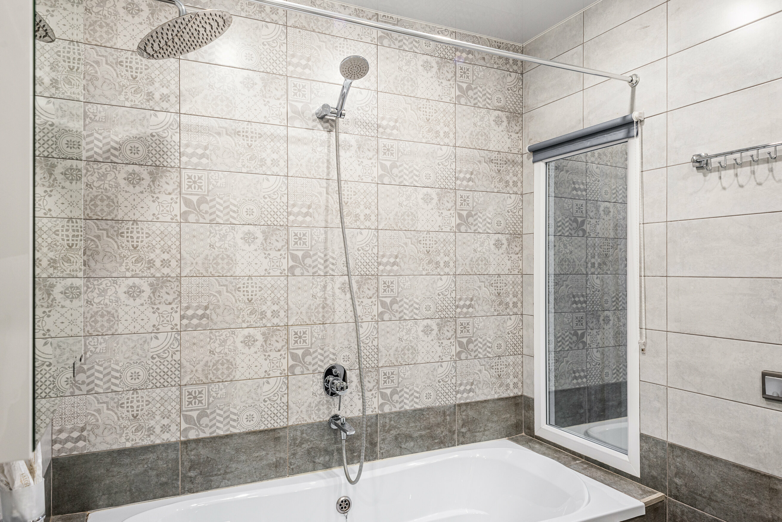 11. Угловой четырёхместный номер с видом на город (17)