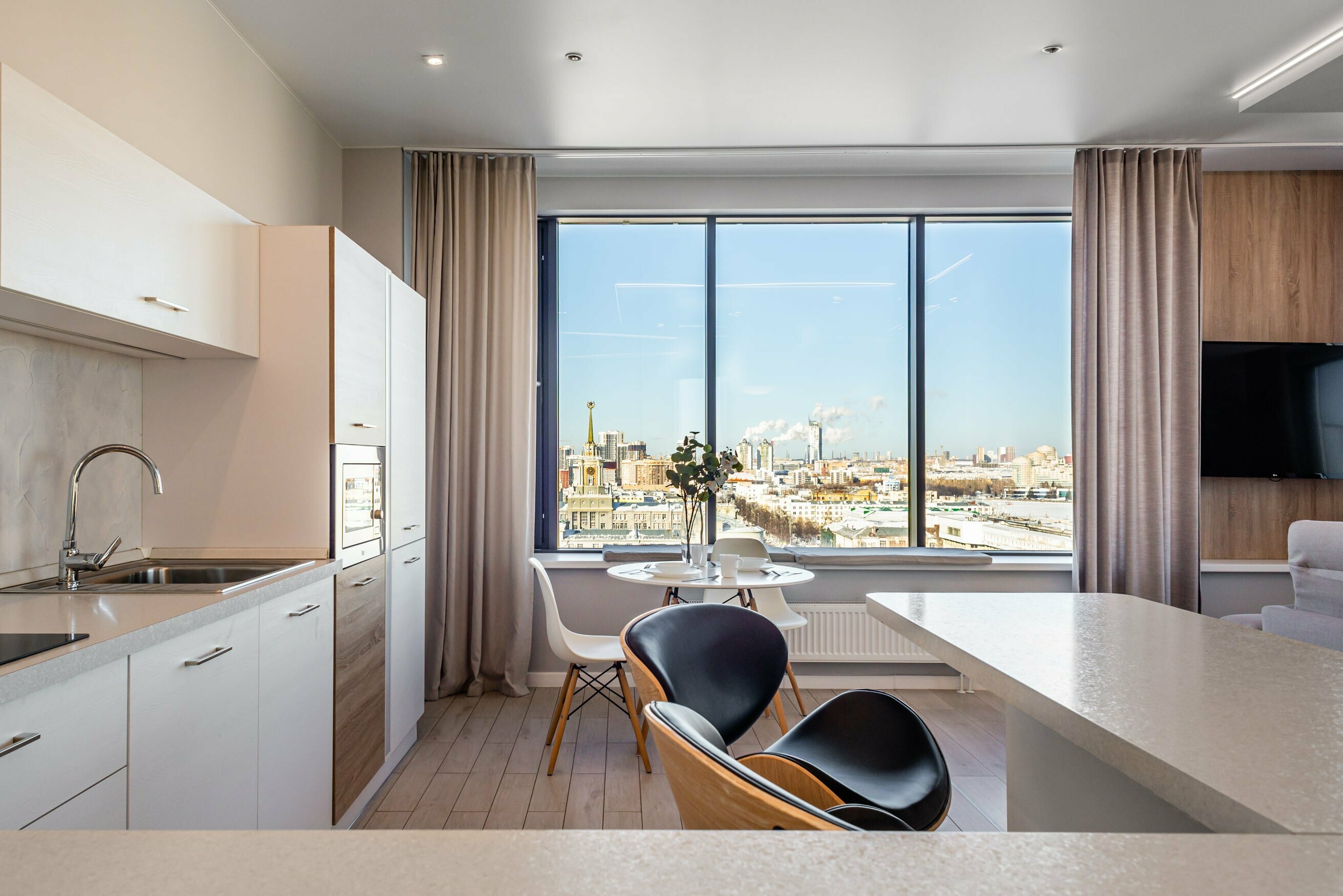 14. Угловой люксовый апартамент с панорамным видом на город (10)