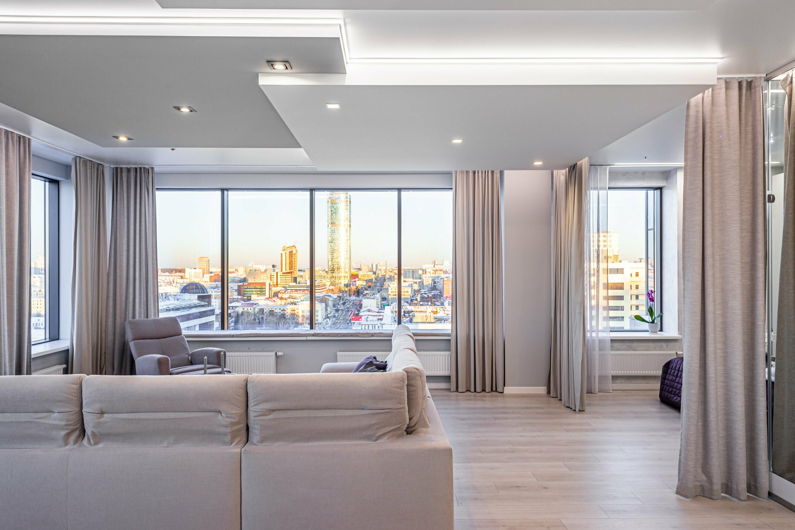 14. Угловой люксовый апартамент с панорамным видом на город (10)