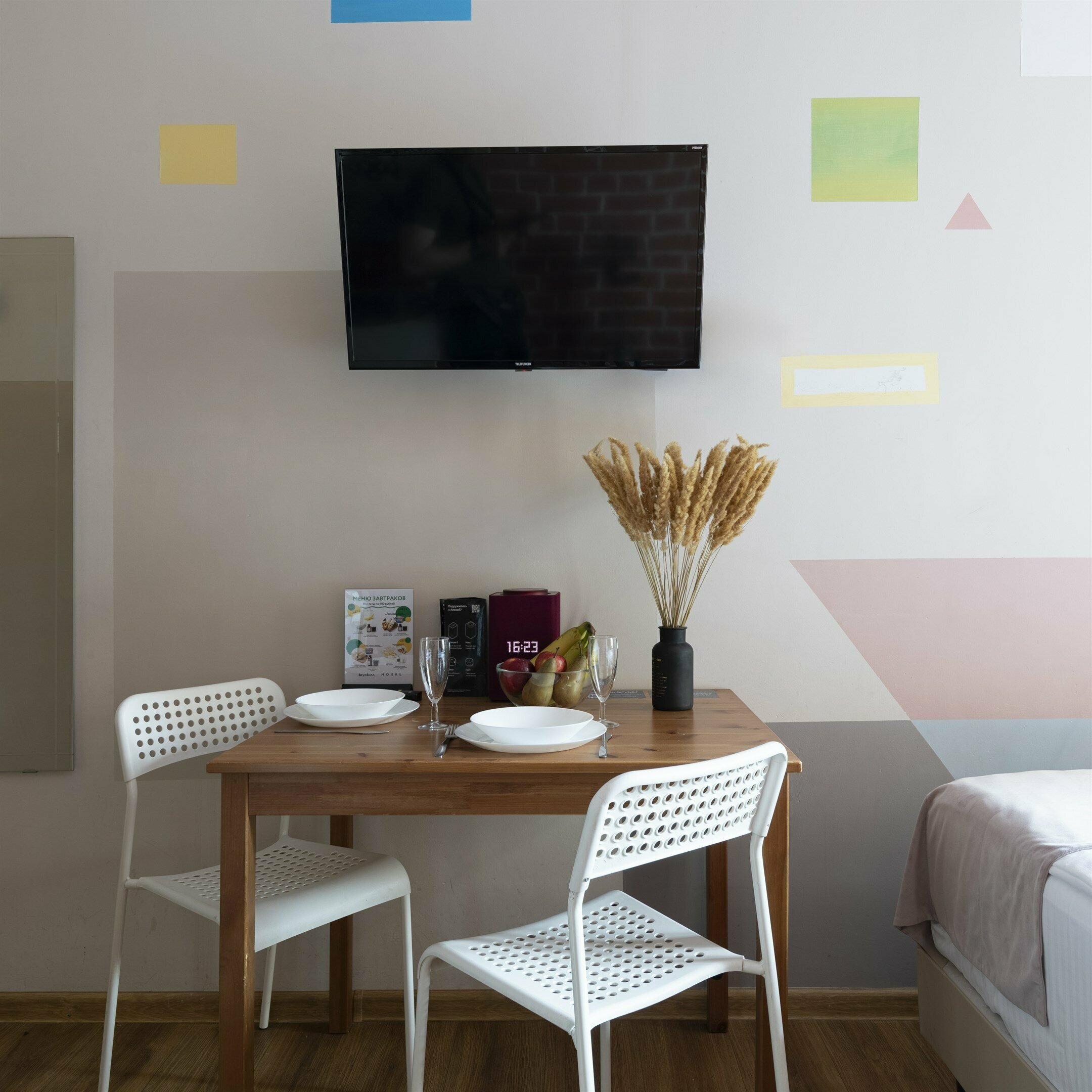 Студия с одной большой кроватью