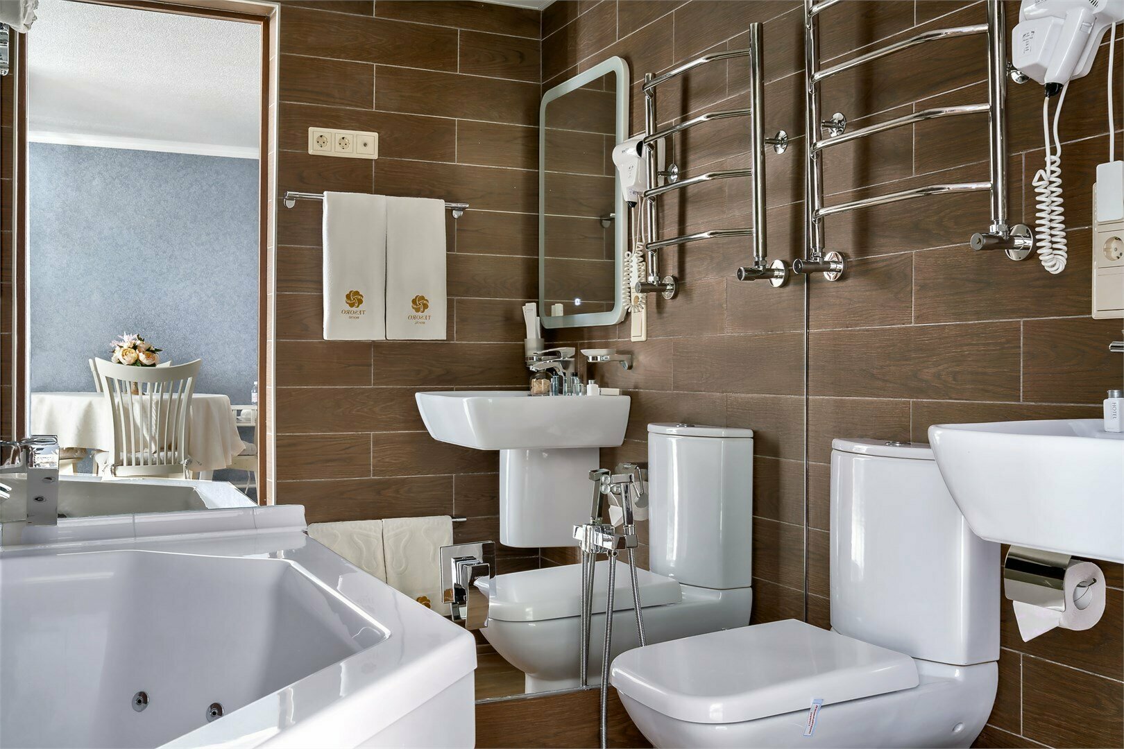 Двухуровневый Люкс с гидромассажной ванной