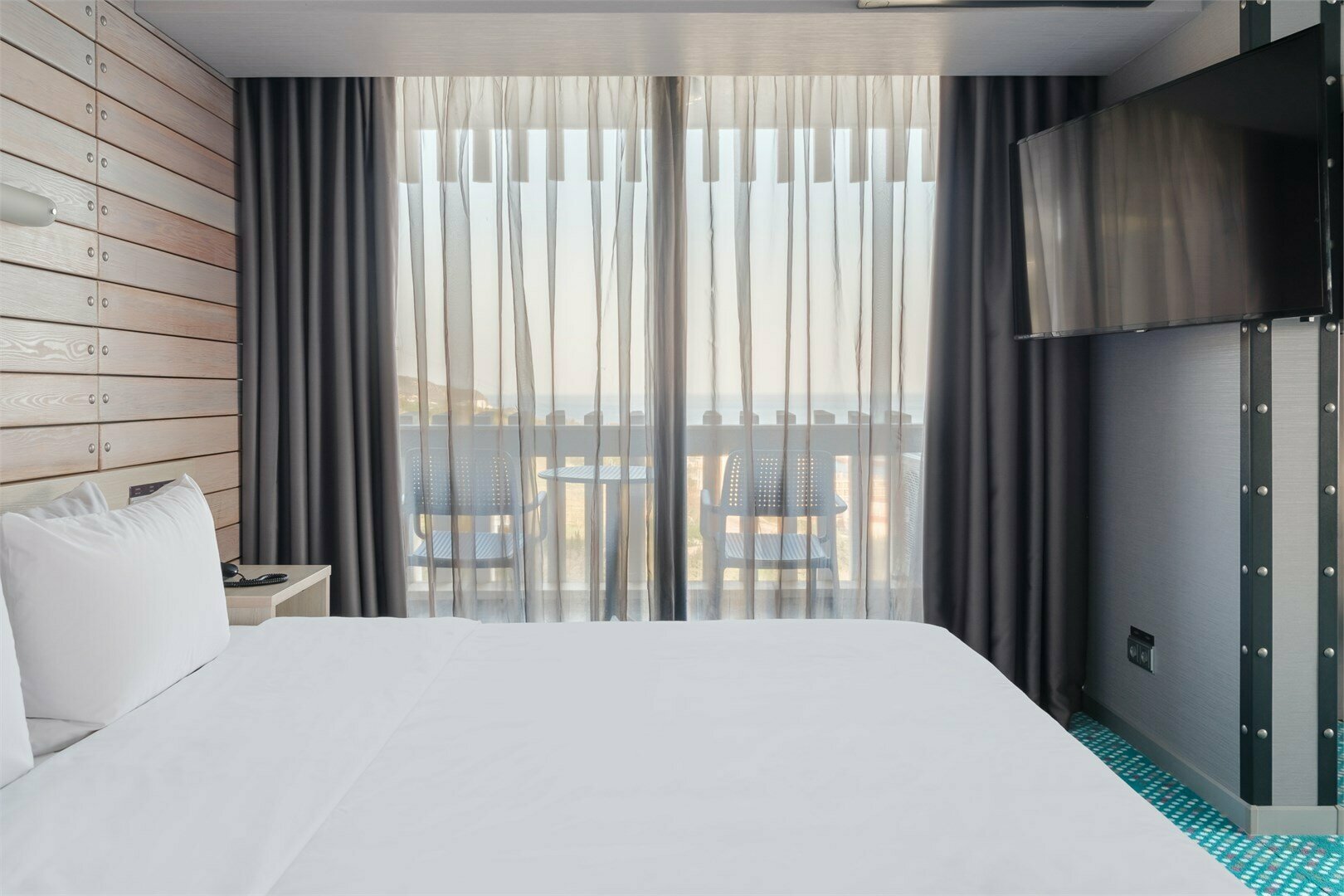 Люкс студия с двуспальной кроватью и диваном (YALTA INTOURIST)