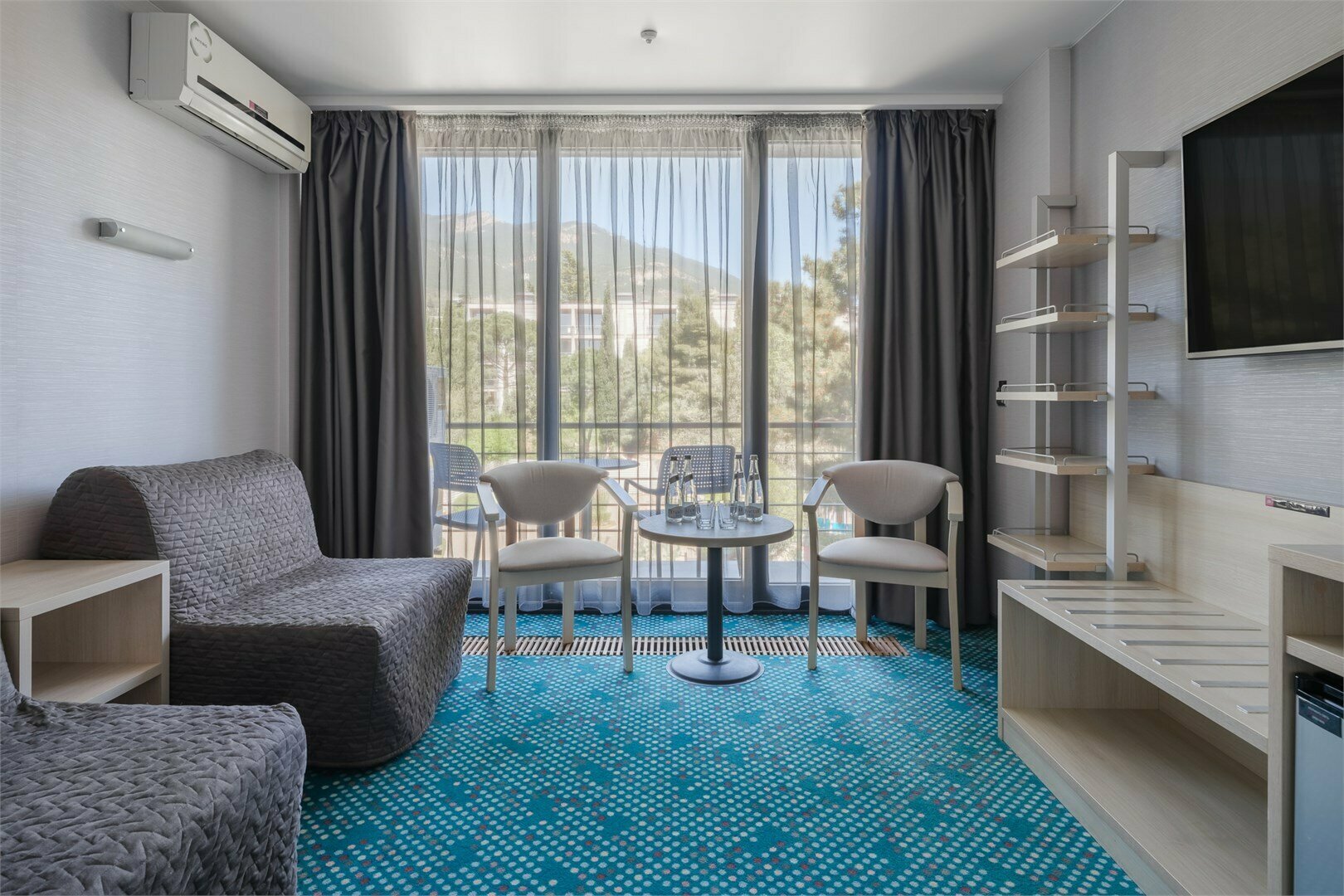 Люкс двухкомнатный с двуспальной и двумя односпальными кроватями / раскладными креслами (GREEN PARK)