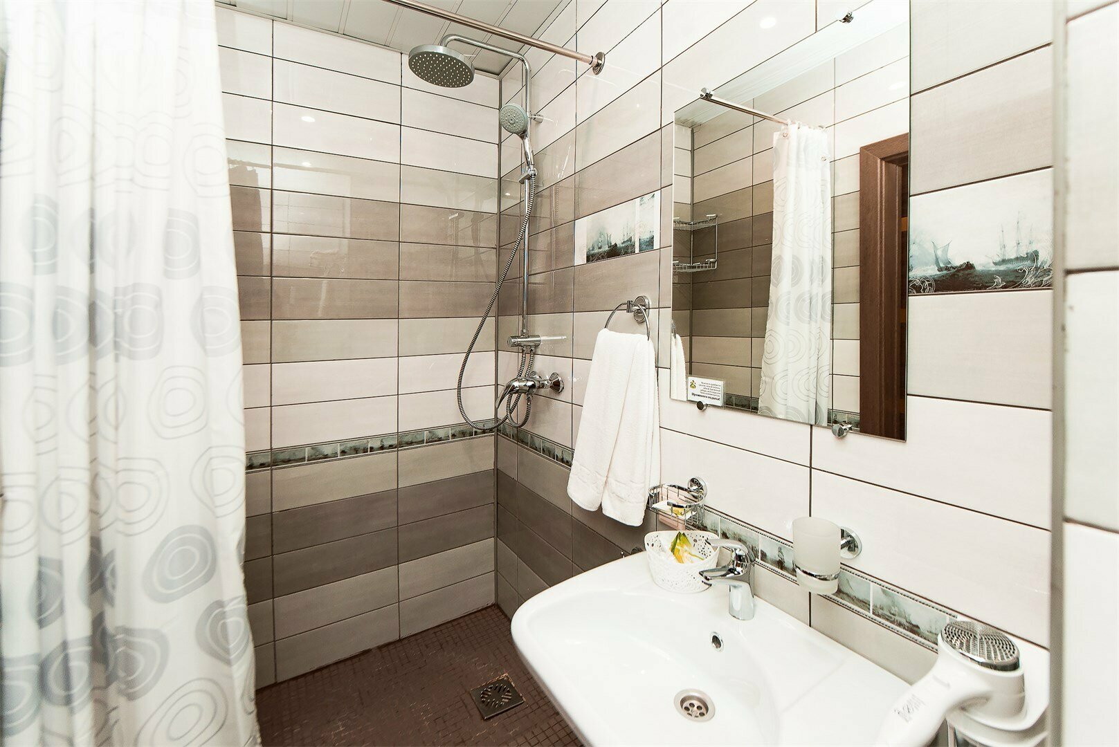 Стандарт в гостинице на берегу с видом на лес